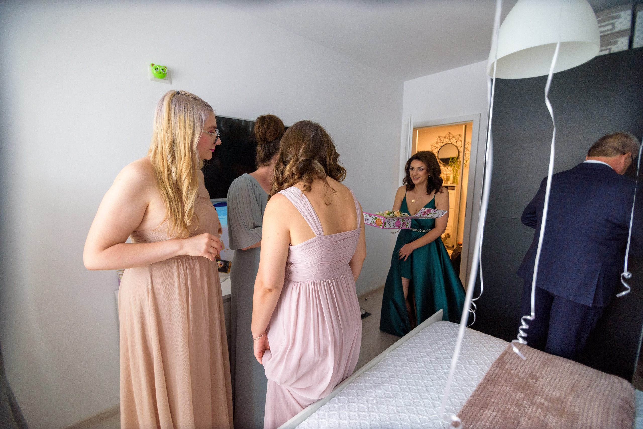 fotograf nuntă, căsătorie, mireasă, mire, ceremonie, petrecere, fotograf eveniment, organizare, planificare, decor, tematică, buget, invitație, rochie de mireasă, costum de mire, verighete, luna de miere, dragoste, fericire, voal, buchet, machiaj, coafură, accesorii, pantofi, portret, costum de mire, butoniere, cravată, pantofi, portret, cuplu, fotograf biserică, altar, flori, lumânări, schimbul de verighete, sărut