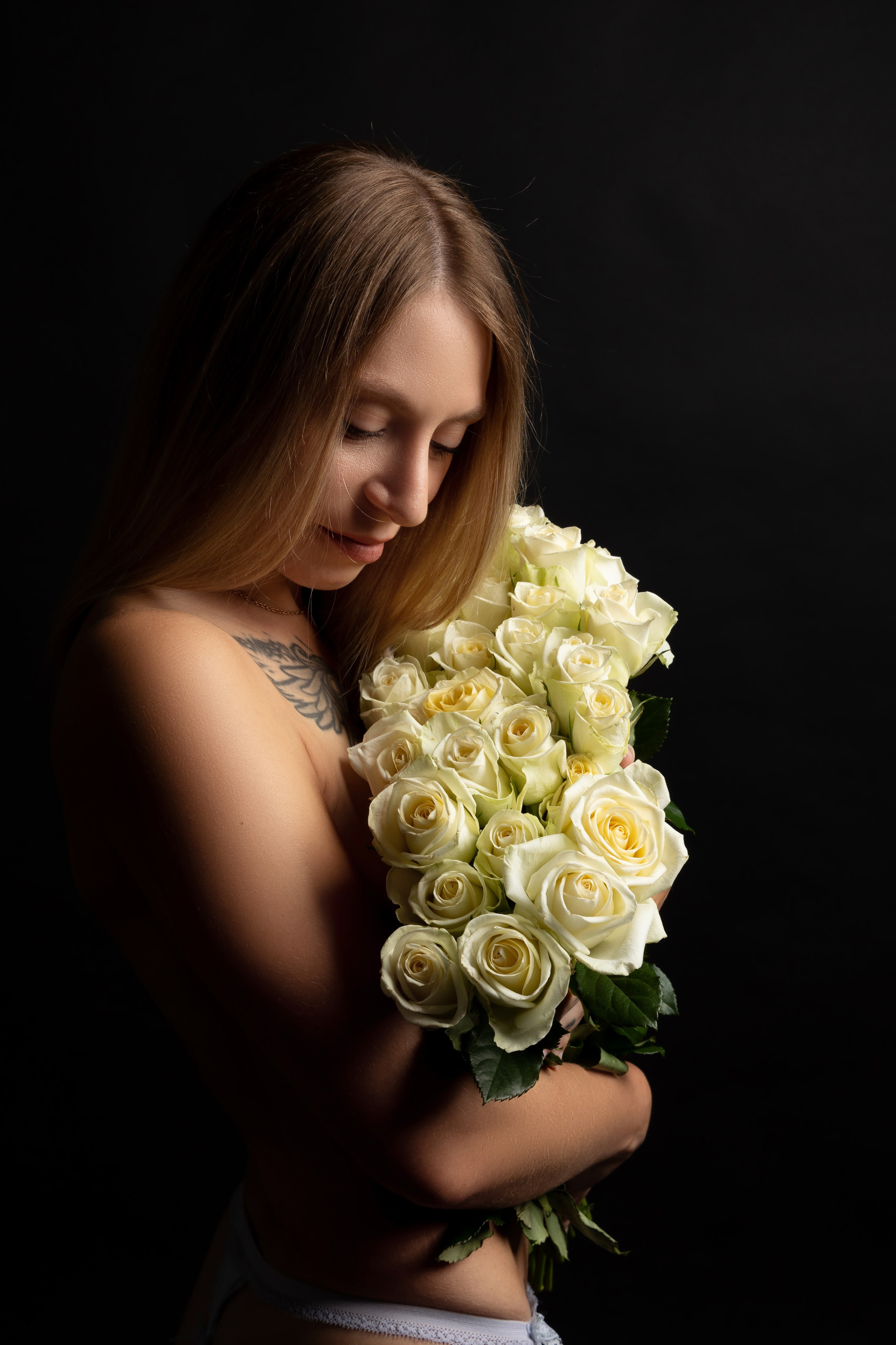 Portraitaufnahme einer Frau mit Blumenstrauß – Frauen Fotoshooting Letmathe, natürliche und emotionale Portraitfotografie von JS Photography