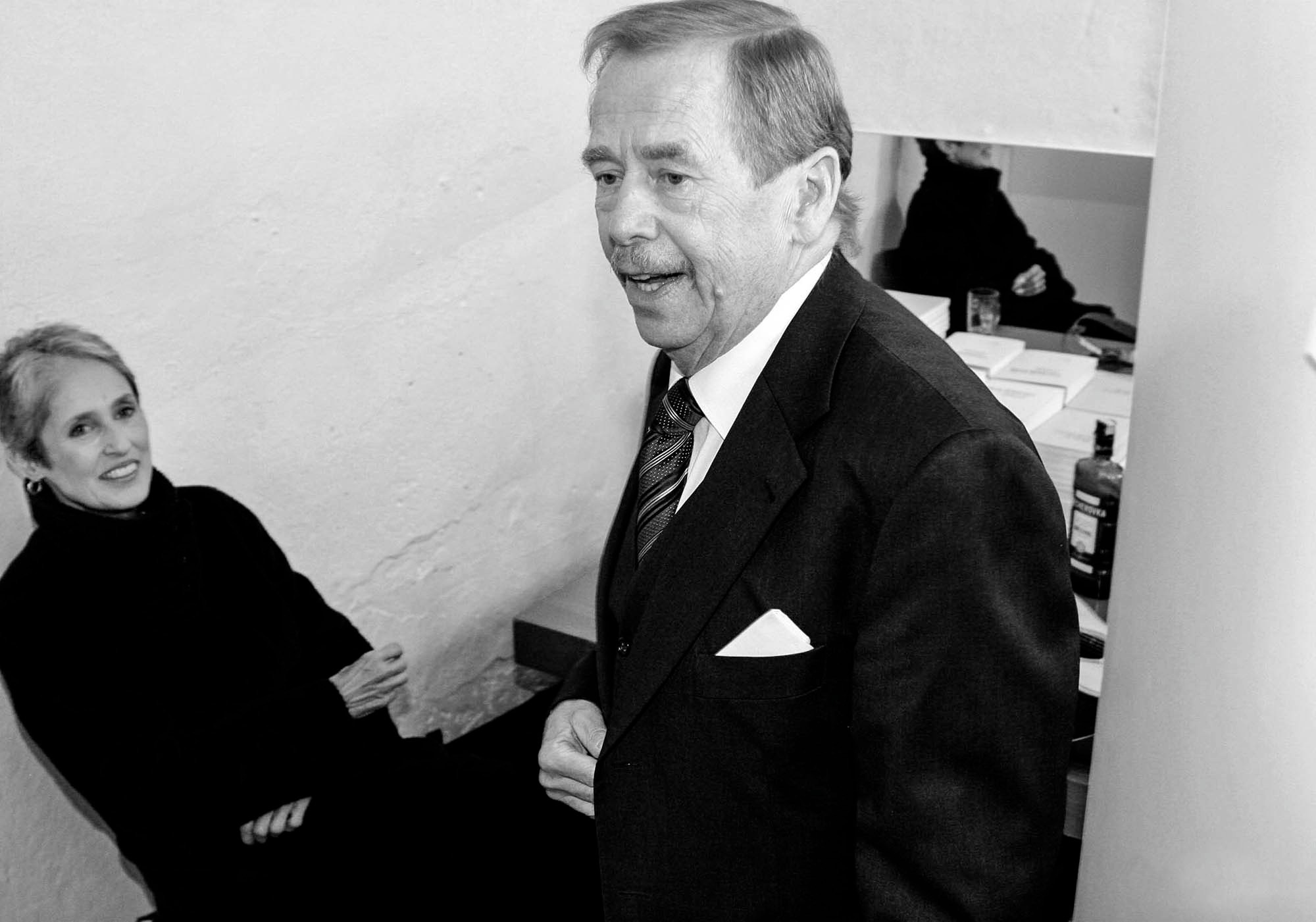 Joan Baez and Václav Havel backstage, Forum 2000.