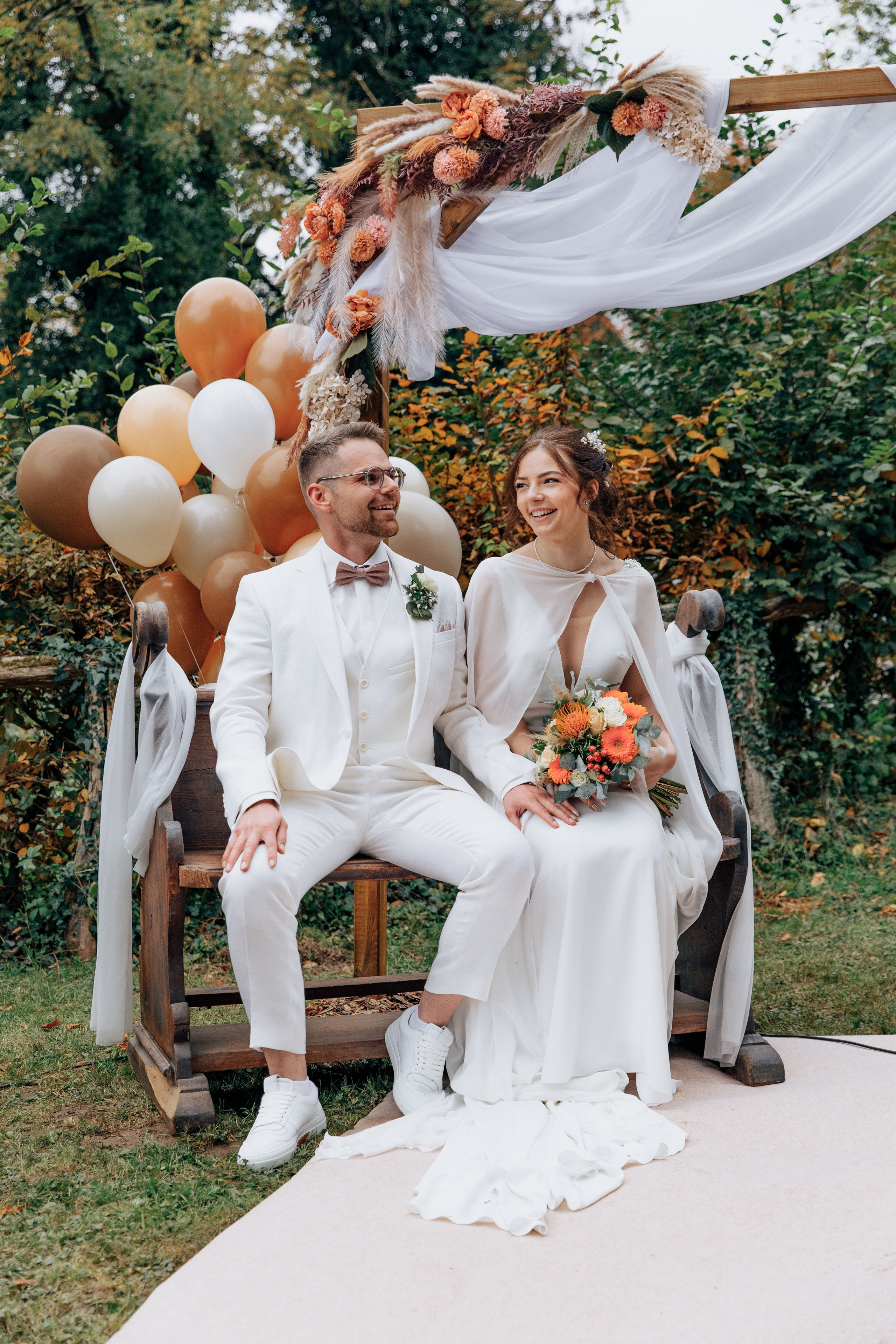 Der Bräutigam und die Braut schauen sich an und lachen über einen Witz.