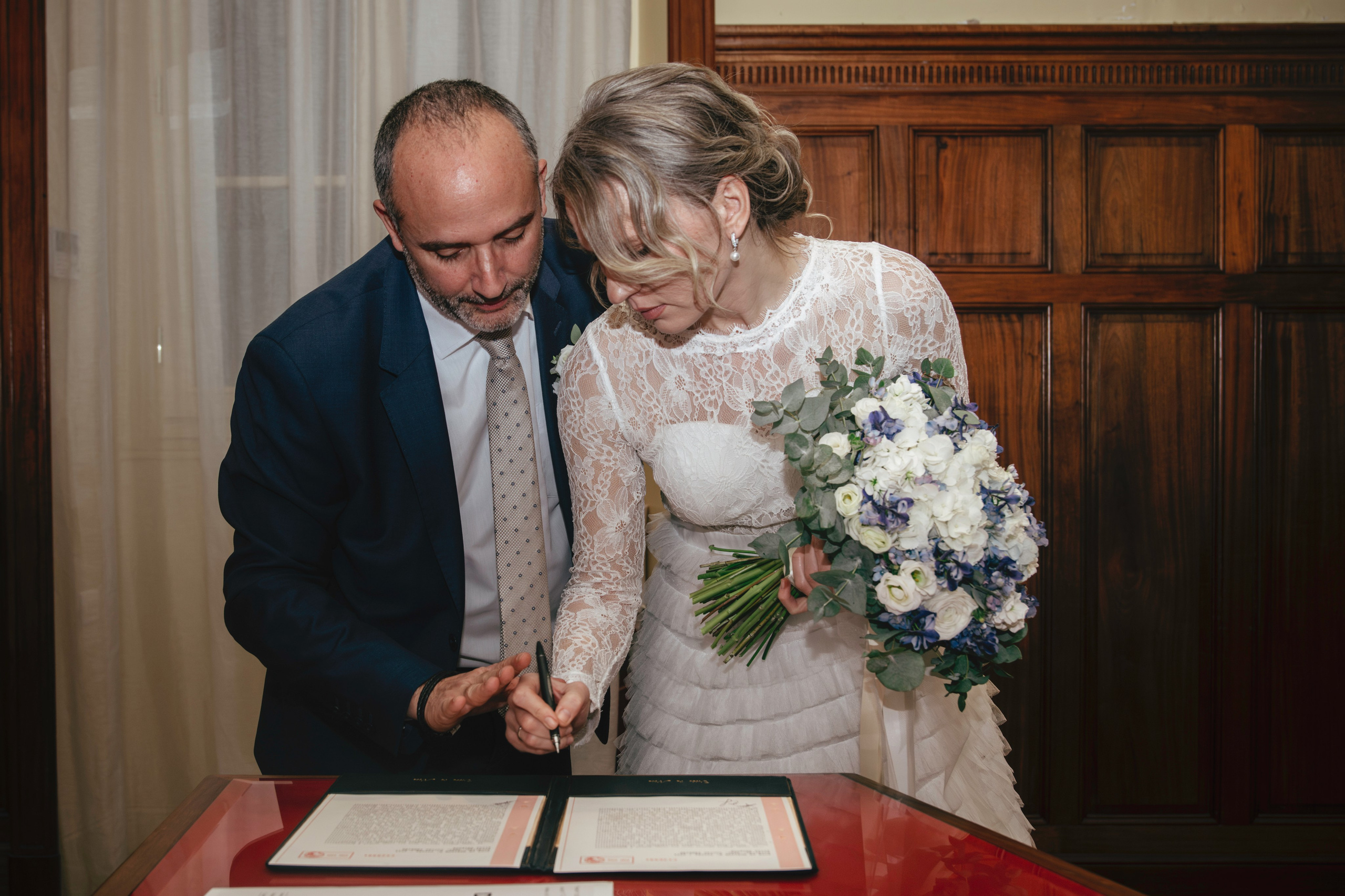 Невеста подписывает свидетельство о браке в ЗАГСе.