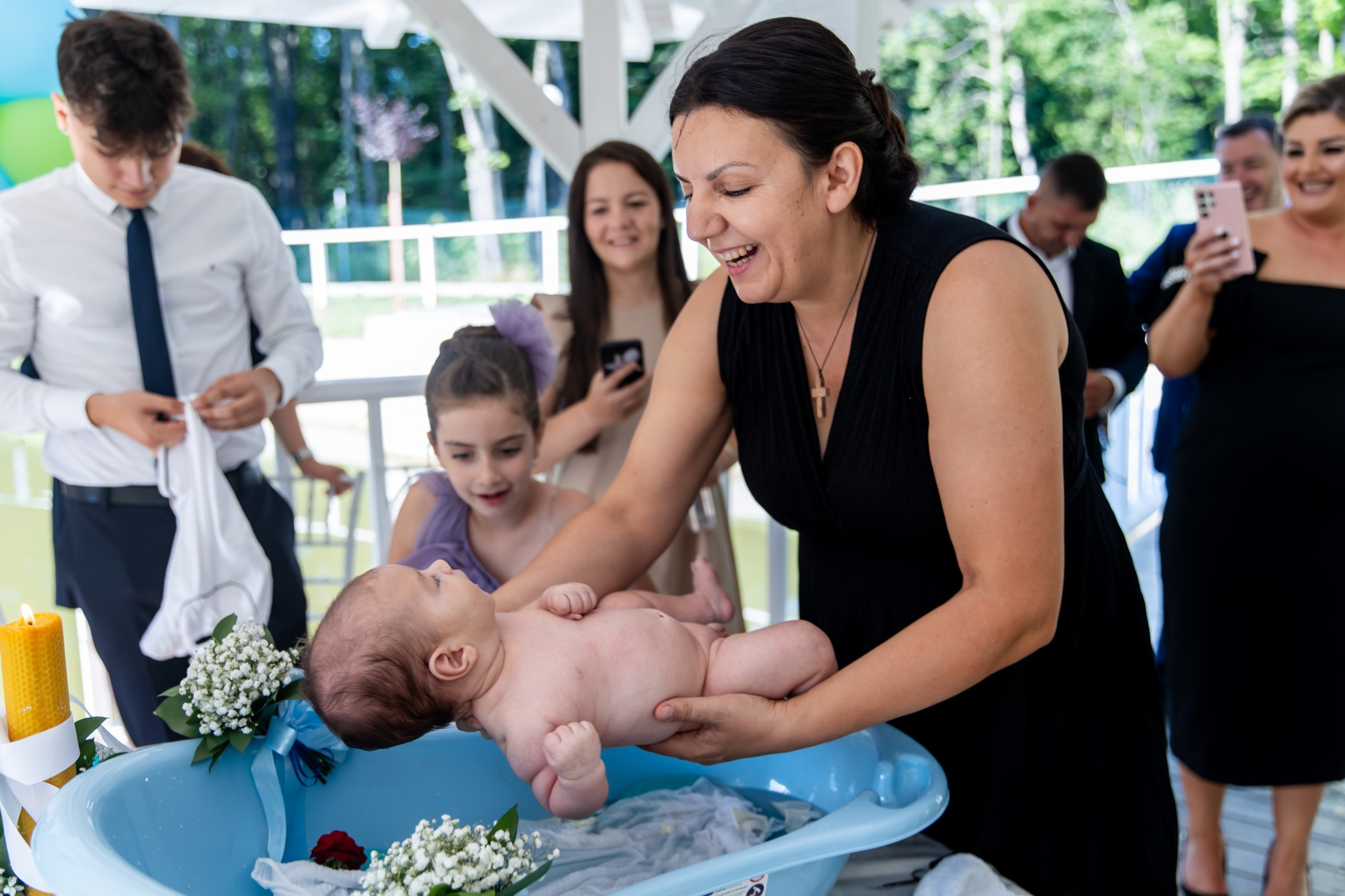 fotograf botez , fotografie botez Botoșani, fotograf Alin Chirilă, amintiri botez, fotografii botez, botez Miruna Parascheva, fotograf copii, fotografie botez în Botoșani-alt="botez , fotografie botez Alin Chirilă, amintiri botez, fotografii emoționante botez Botoșani"-- fotografii-botez-bebelus- amintiri-botez-micuț- moment-sfânt-crestinare- fotografie-emotionanta-botez- detalii-botez-bebelusi- parinti-fericiti-la-botez- fotograf-botez-profesionist- botez-in-biserica-ortodoxa- micuț-botezat-cu-emoție- zâmbete-și-lacrimi-la-botez- bebeluș-la-cristelniță- decor-botez-colorat- botez-cu-dragoste-și-credință- emotie-pura-la-botez- fotograf-botez-botosani- botez-iasi-suceava-fotograf- amintiri-nepretuite-botez-- Preotul ținându-l pe micuțul Mathias Gabriel la botez, în biserica Înălțarea Domnului, Copălău - Detalii de la botezul lui Mathias – lumânare, trusou și icoană - Familia lui Mathias Gabriel alături de micuț, în ziua botezului - Portret emoționant cu mama și bebelușul în brațe, în biserică,fotograf profesionist evenimente Botoșani, Iași, Suceava, Fălticeni, Bacău, Pașcani, Roman - AlinoFotoStudio by Alin Chirilă - servicii foto nuntă, botez, cununie, ședințe foto creative, albume personalizate, fotografii emoționante și calitative pentru cele mai importante momente din viață,fotograf nuntă Botoșani Alin Chirilă, ședință foto botez Iași - AlinoFotoStudio, servicii fotograf profesionist evenimente Suceava, fotograf cununie civilă Fălticeni - Alin Chirilă, album foto nuntă personalizat Bacău.“Bebeluș botezat în biserică, ținut în brațe de nași” • “Detaliu cu lumânarea de botez decorată cu flori albe” • “Părinți emoționați alături de copilul lor la ceremonia de botez” • “Masa festivă de botez cu decor tematic și tort personalizat” • “Momentul în care preotul toarnă apă sfințită pe fruntea bebelușului” “Bebeluș în rochie albă de botez, zâmbind în brațele mamei” • “Detaliu cu cruciulița de botez așezată pe o pernă de satin” • “Părinți și nași aprinzând lumânările în timpul ceremoniei de botez” • “Tort de botez decorat cu figurine tematice și numele copilului” • “Copil botezat dormind liniștit în pătuțul decorat festiv” • “Momentul în care preotul binecuvântează copilul în fața altarului” • “Invitați adunându-se în jurul mesei festive la petrecerea de botez” • “Bebeluș ținând în mână o jucărie personalizată primită la botez” • “Familie fericită pozând împreună după ceremonia de botez” • “Decor tematic cu baloane și flori la locația petrecerii de botez” fotograf Botoșani fotograf evenimente fotograf botez Alin Chirila fotograf alinofotostudio.fotograf botez Amelis Maria, fotografie botez Botoșani, fotograf Alin Chirilă, amintiri botez, fotografii botez, botez Amelis Maria, fotograf copii, fotografie botez în Botoșani,