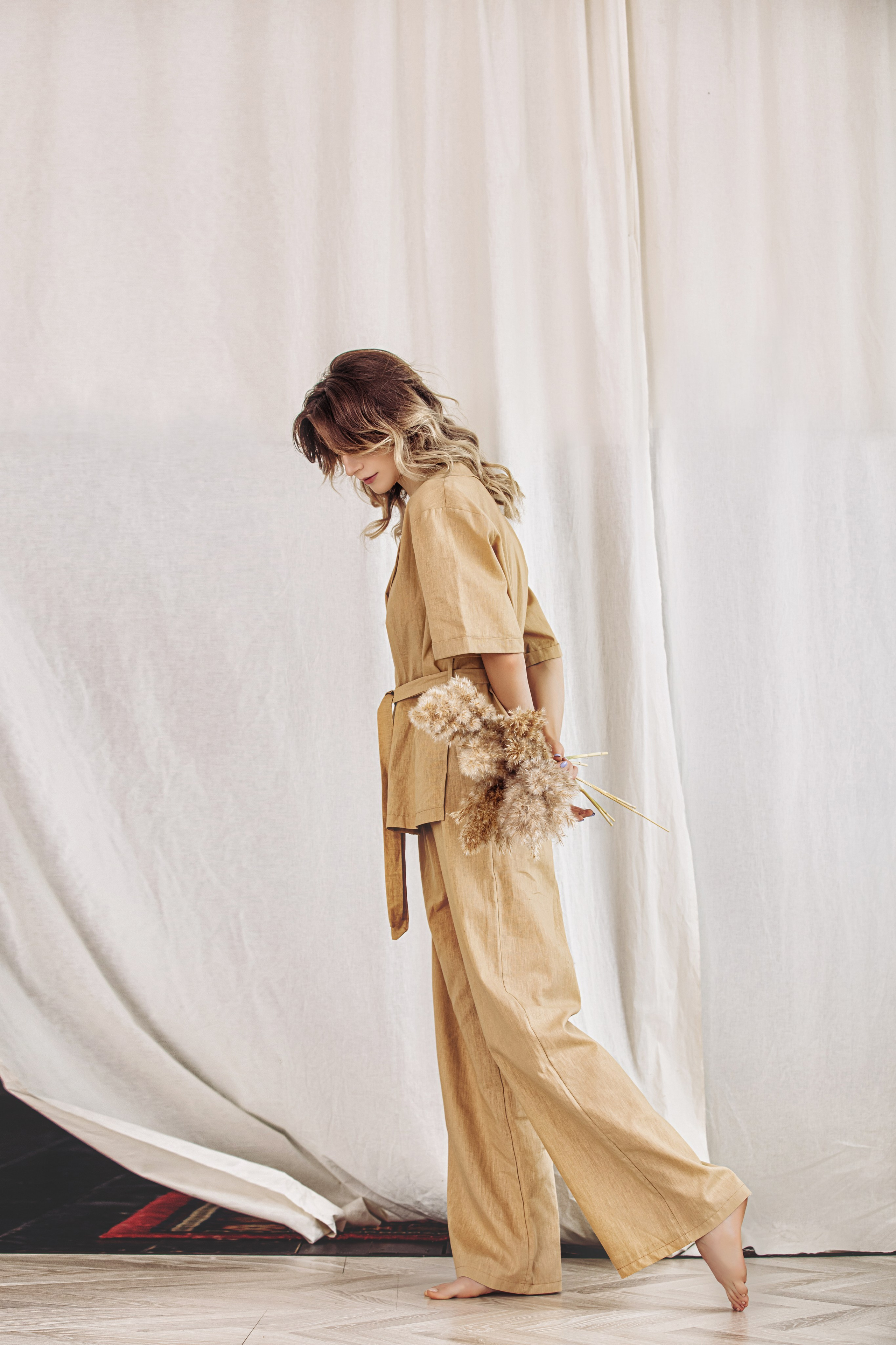 Modèle marchant avec grâce devant un fond clair – portrait féminin naturel et stylisé à Auxerre