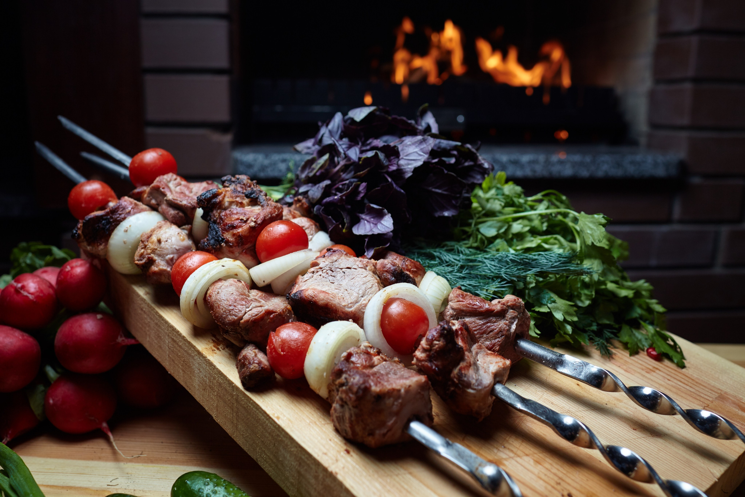Brochettes gourmandes préparées pour barbecue avec légumes frais – photo culinaire près du feu
