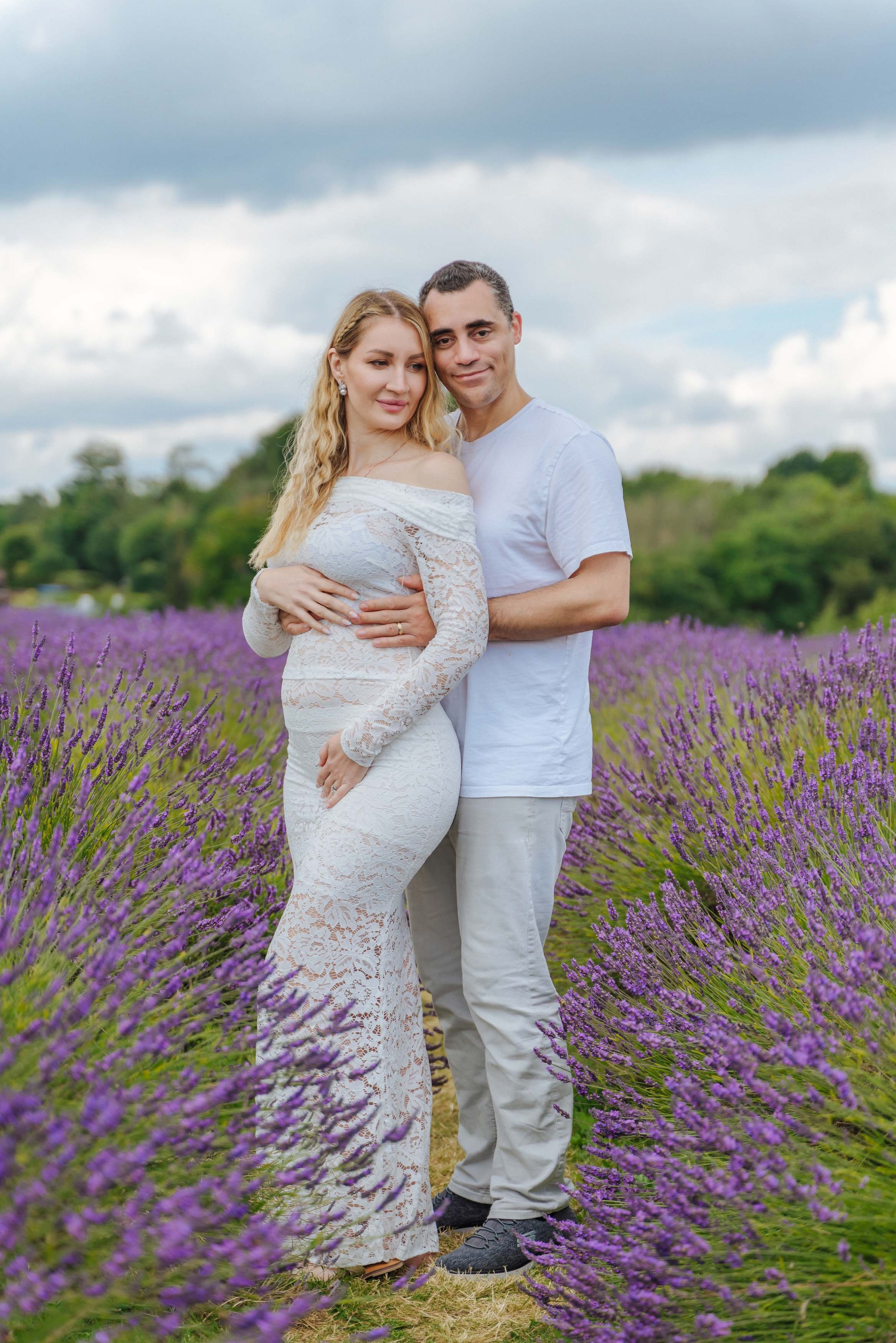 pregnant photo shoot in lavender field, pregnant photo shoot in london, pregnant photo shoot in lavender farmhouse