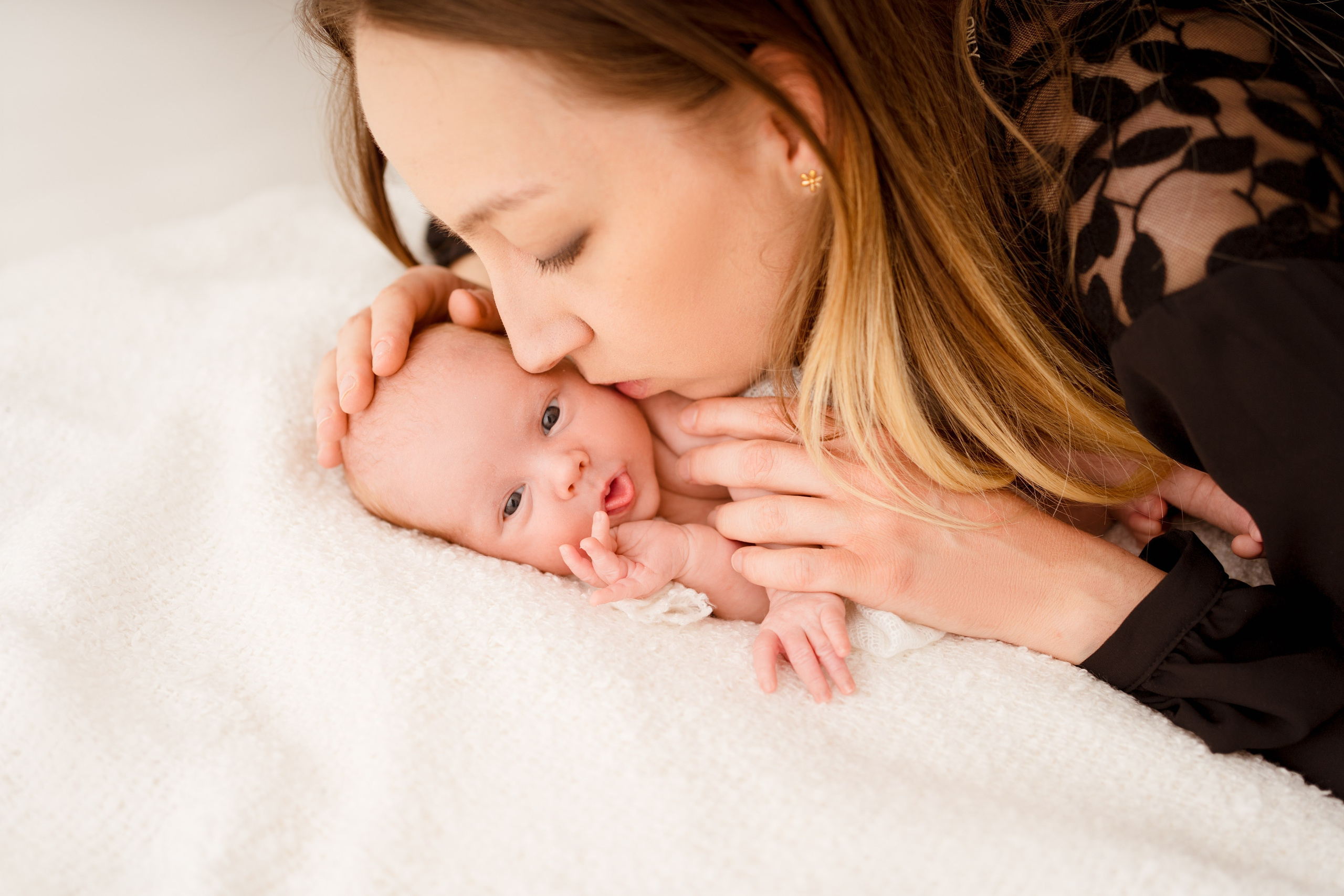 Sesja noworodkowa. Fotograf Łódź - sesja ciążowa, noworodkowa, dziecięca. Studio w Łodzi