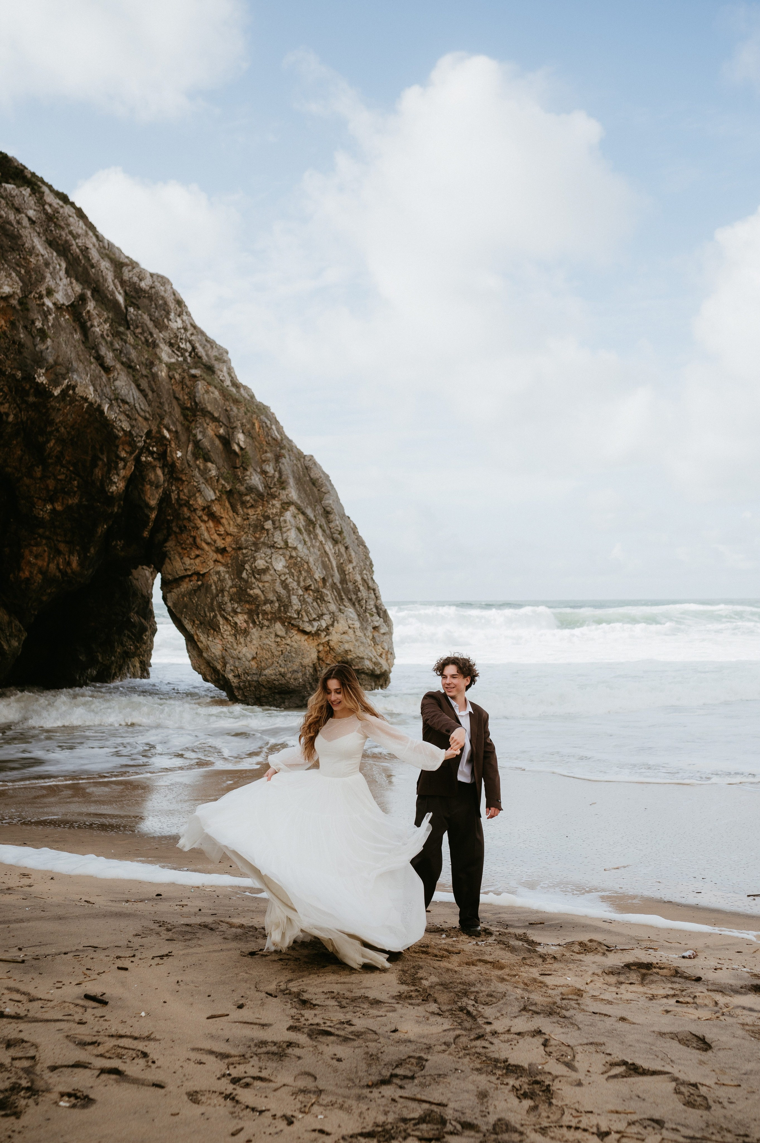 Ședință foto de nuntă pe plaja Adraga – emoție la malul oceanului Atlantic. Valentin Melen — wedding photographer