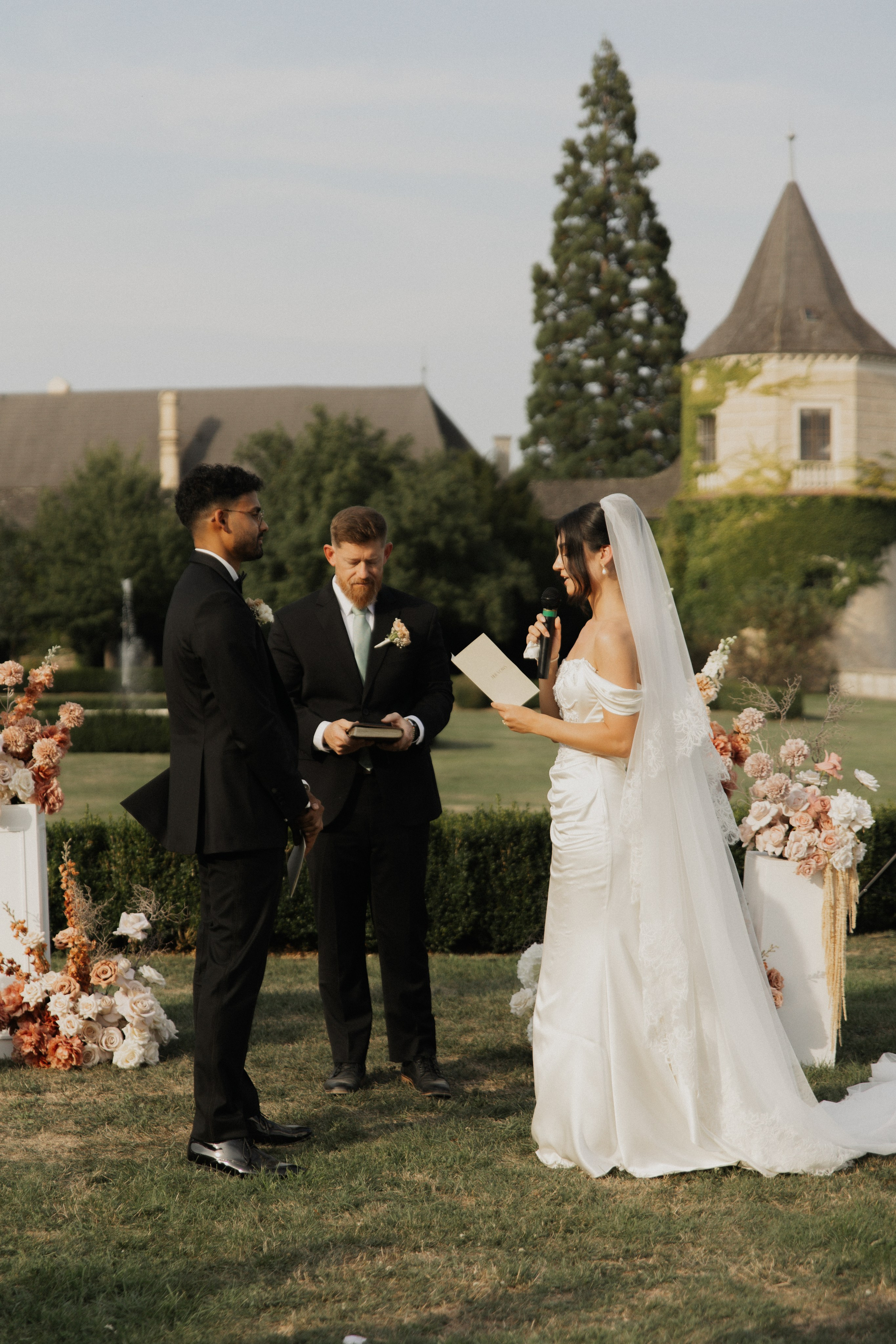 Elegant Castle Wedding in Austria | Alwin & Ruth’s Fairytale Celebration. Wedding photographer and videographer based in Timisoara, Romania