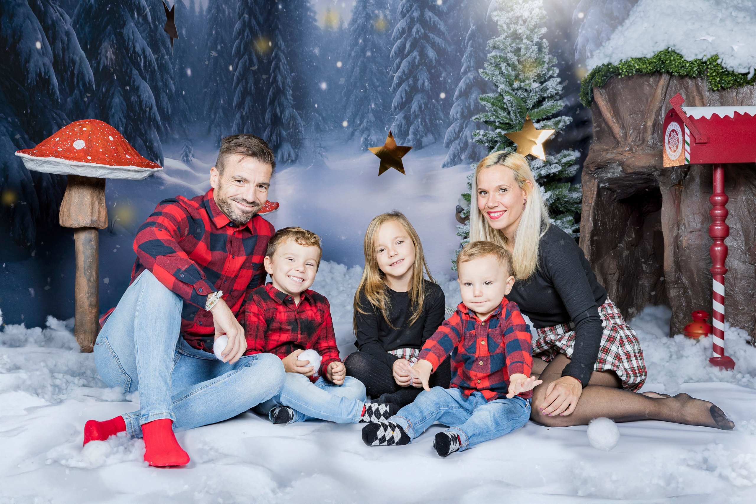 “Sesión de fotos de Navidad en estudio con decorado bosque nevado – Rainbox Estudio de Fotografía”