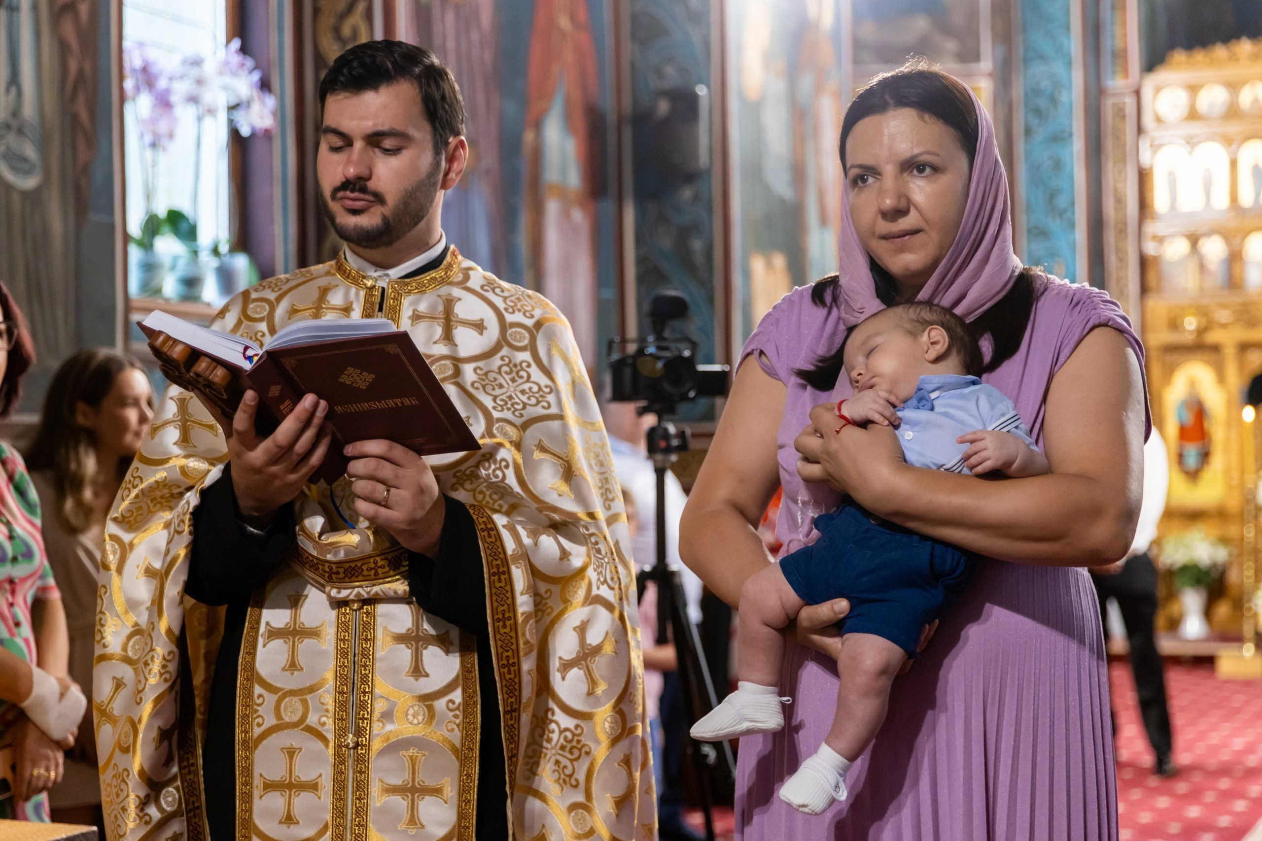 fotograf botez , fotografie botez Botoșani, fotograf Alin Chirilă, amintiri botez, fotografii botez, botez Miruna Parascheva, fotograf copii, fotografie botez în Botoșani-alt="botez , fotografie botez Alin Chirilă, amintiri botez, fotografii emoționante botez Botoșani"-- fotografii-botez-bebelus- amintiri-botez-micuț- moment-sfânt-crestinare- fotografie-emotionanta-botez- detalii-botez-bebelusi- parinti-fericiti-la-botez- fotograf-botez-profesionist- botez-in-biserica-ortodoxa- micuț-botezat-cu-emoție- zâmbete-și-lacrimi-la-botez- bebeluș-la-cristelniță- decor-botez-colorat- botez-cu-dragoste-și-credință- emotie-pura-la-botez- fotograf-botez-botosani- botez-iasi-suceava-fotograf- amintiri-nepretuite-botez-- Preotul ținându-l pe micuțul Mathias Gabriel la botez, în biserica Înălțarea Domnului, Copălău - Detalii de la botezul lui Mathias – lumânare, trusou și icoană - Familia lui Mathias Gabriel alături de micuț, în ziua botezului - Portret emoționant cu mama și bebelușul în brațe, în biserică,fotograf profesionist evenimente Botoșani, Iași, Suceava, Fălticeni, Bacău, Pașcani, Roman - AlinoFotoStudio by Alin Chirilă - servicii foto nuntă, botez, cununie, ședințe foto creative, albume personalizate, fotografii emoționante și calitative pentru cele mai importante momente din viață,fotograf nuntă Botoșani Alin Chirilă, ședință foto botez Iași - AlinoFotoStudio, servicii fotograf profesionist evenimente Suceava, fotograf cununie civilă Fălticeni - Alin Chirilă, album foto nuntă personalizat Bacău.“Bebeluș botezat în biserică, ținut în brațe de nași” • “Detaliu cu lumânarea de botez decorată cu flori albe” • “Părinți emoționați alături de copilul lor la ceremonia de botez” • “Masa festivă de botez cu decor tematic și tort personalizat” • “Momentul în care preotul toarnă apă sfințită pe fruntea bebelușului” “Bebeluș în rochie albă de botez, zâmbind în brațele mamei” • “Detaliu cu cruciulița de botez așezată pe o pernă de satin” • “Părinți și nași aprinzând lumânările în timpul ceremoniei de botez” • “Tort de botez decorat cu figurine tematice și numele copilului” • “Copil botezat dormind liniștit în pătuțul decorat festiv” • “Momentul în care preotul binecuvântează copilul în fața altarului” • “Invitați adunându-se în jurul mesei festive la petrecerea de botez” • “Bebeluș ținând în mână o jucărie personalizată primită la botez” • “Familie fericită pozând împreună după ceremonia de botez” • “Decor tematic cu baloane și flori la locația petrecerii de botez” fotograf Botoșani fotograf evenimente fotograf botez Alin Chirila fotograf alinofotostudio.fotograf botez Amelis Maria, fotografie botez Botoșani, fotograf Alin Chirilă, amintiri botez, fotografii botez, botez Amelis Maria, fotograf copii, fotografie botez în Botoșani,