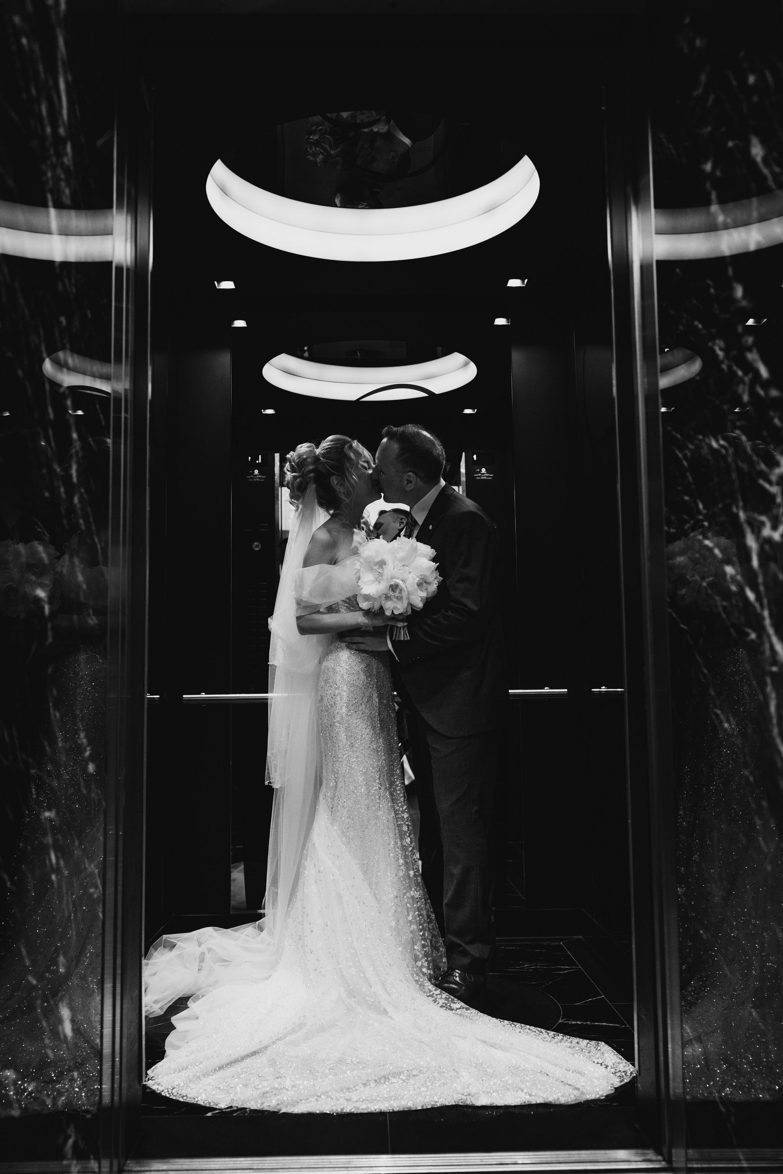 Hochzeitsfotograf Hyatt Düsseldorf. Hochzeitsfotos Hyatt Regency Düsseldorf. Luxus Hochzeit Düsseldorf Hyatt Hotel. Getting Ready Hochzeit Hyatt Düsseldorf. Hochzeitsreportage Düsseldorf Hyatt. Hochzeitsfotograf Rhein-Ruhr Promenade Düsseldorf. Hochzeitsfotos am Rhein Düsseldorf. Lovestory Shooting am Rheinufer Düsseldorf. Romantische Hochzeitsbilder Rhein Düsseldorf. Brautpaarshooting an der Rheinpromenade NRW.