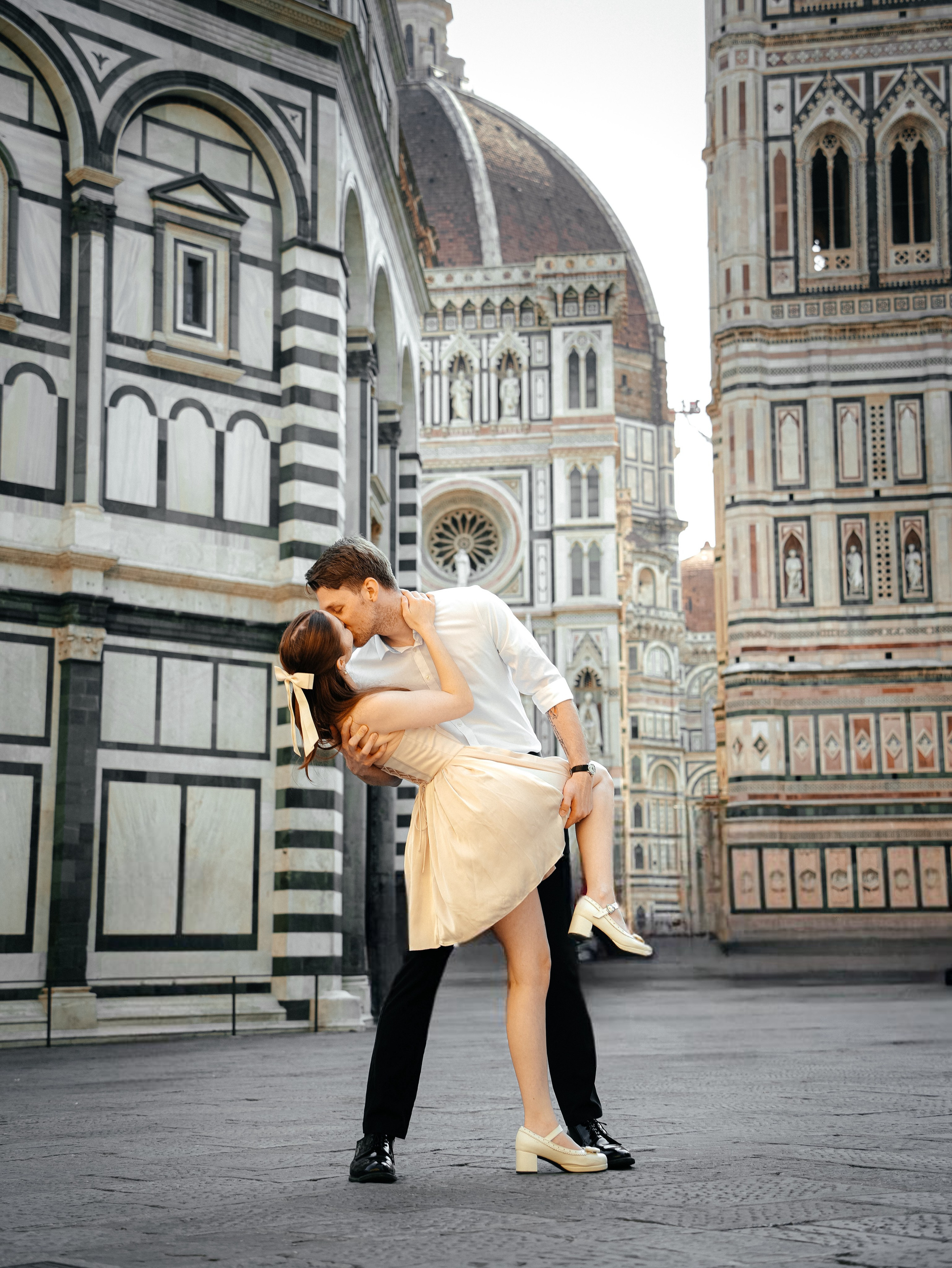 Classic Photoshoot Duomo & pz Michelangelo. Wedding Photographer in Italy