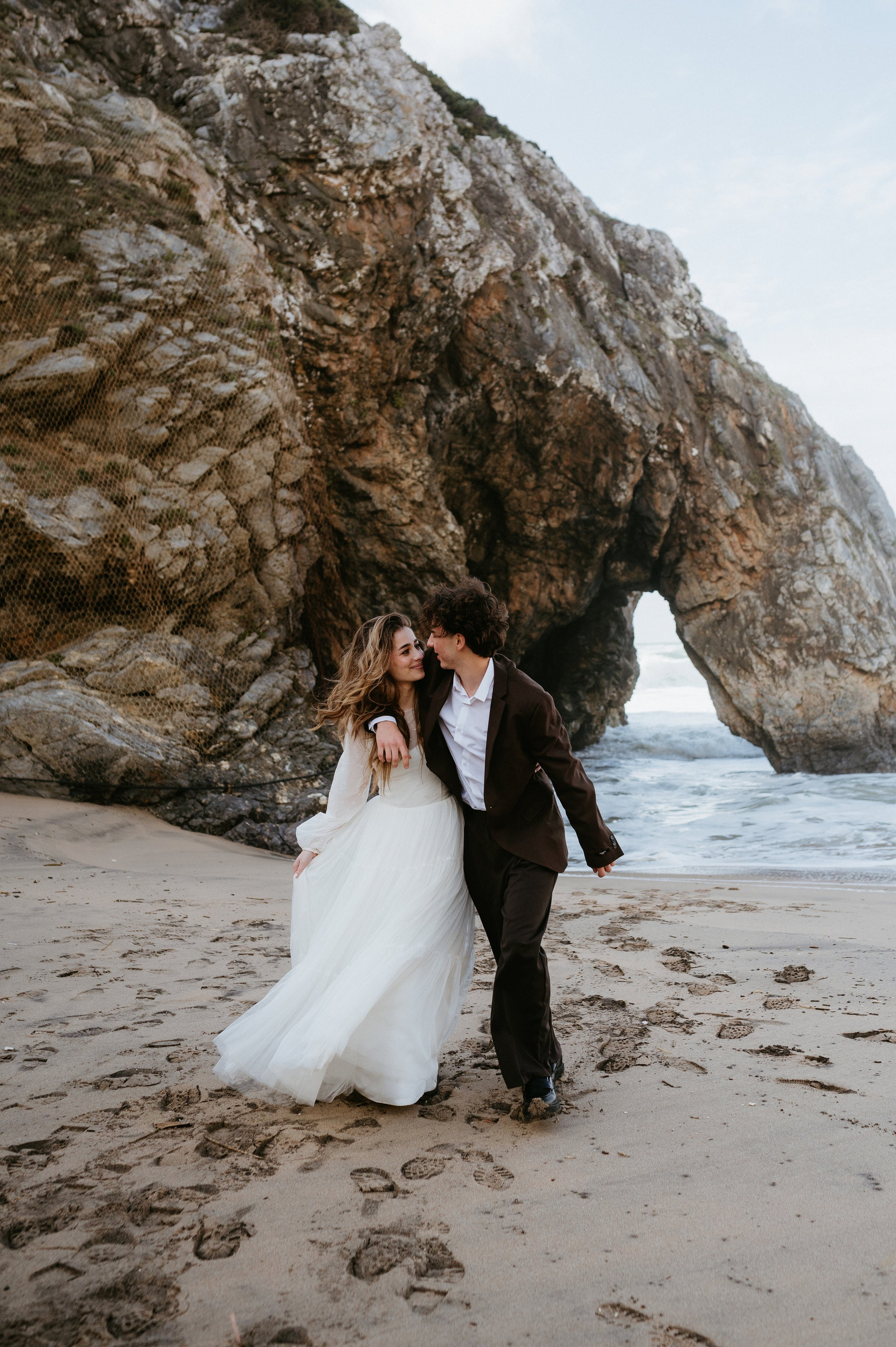 Ședință foto de nuntă pe plaja Adraga – emoție la malul oceanului Atlantic. Valentin Melen — wedding photographer