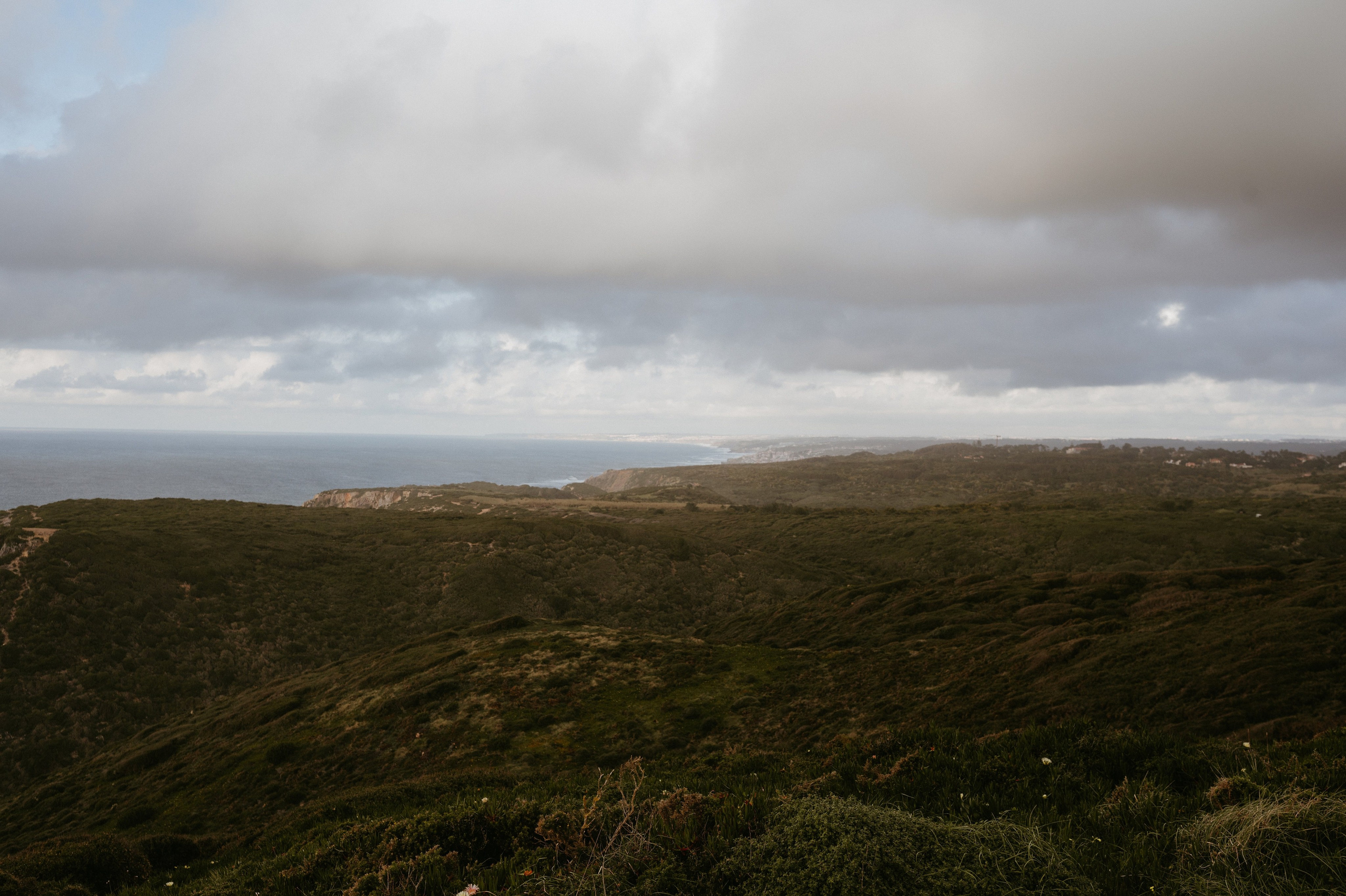 Praia da Ursa – ședință foto de cuplu într-un loc magic din Portugalia. Valentin Melen - fotograf de nunta 🤍