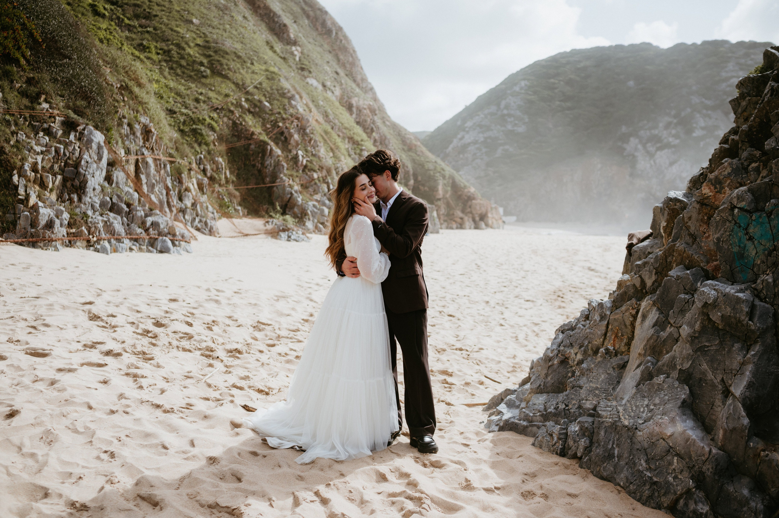 Ședință foto de nuntă pe plaja Adraga – emoție la malul oceanului Atlantic. Valentin Melen — wedding photographer