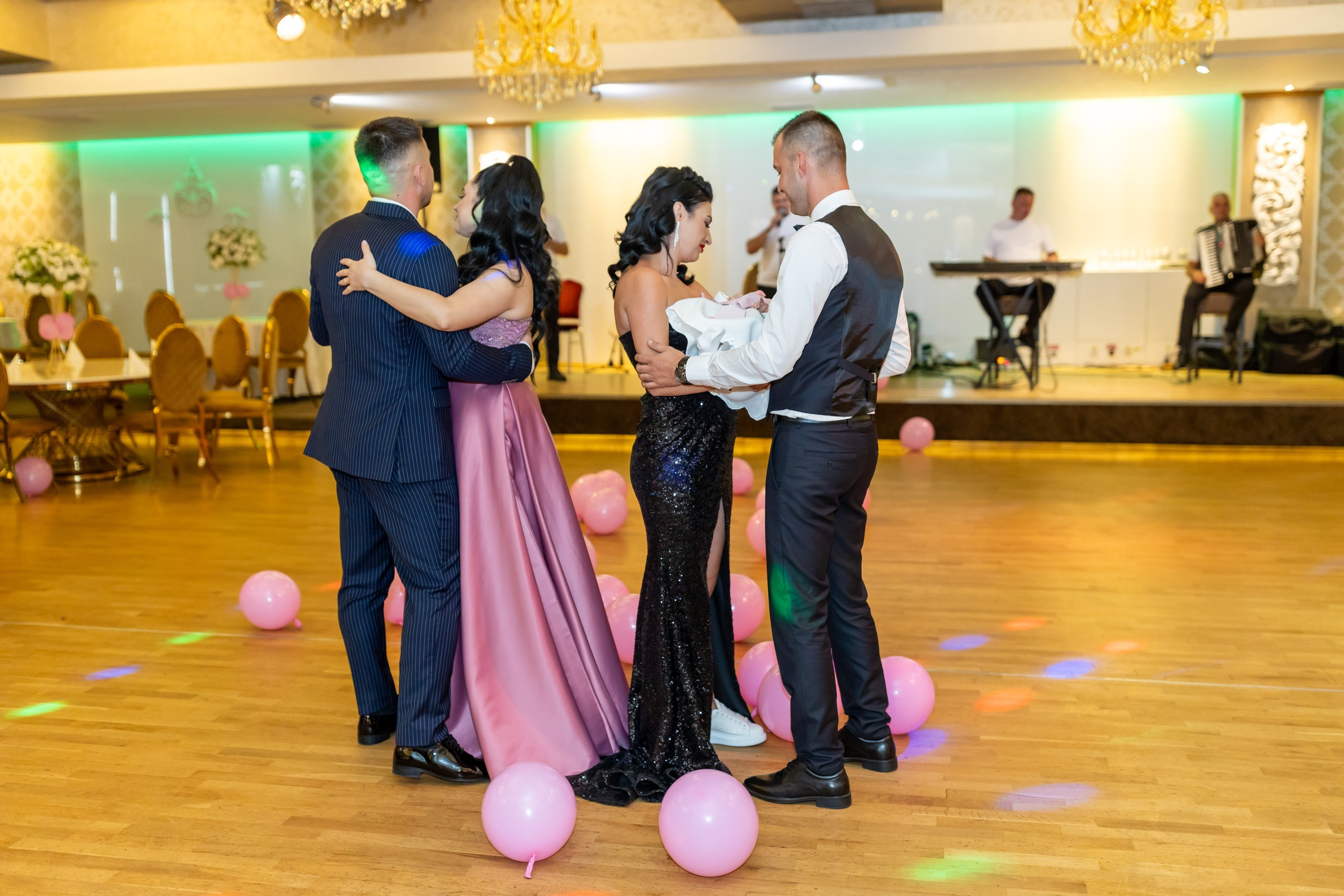 “Bebeluș botezat în biserică, ținut în brațe de nași” • “Detaliu cu lumânarea de botez decorată cu flori albe” • “Părinți emoționați alături de copilul lor la ceremonia de botez” • “Masa festivă de botez cu decor tematic și tort personalizat” • “Momentul în care preotul toarnă apă sfințită pe fruntea bebelușului” “Bebeluș în rochie albă de botez, zâmbind în brațele mamei” • “Detaliu cu cruciulița de botez așezată pe o pernă de satin” • “Părinți și nași aprinzând lumânările în timpul ceremoniei de botez” • “Tort de botez decorat cu figurine tematice și numele copilului” • “Copil botezat dormind liniștit în pătuțul decorat festiv” • “Momentul în care preotul binecuvântează copilul în fața altarului” • “Invitați adunându-se în jurul mesei festive la petrecerea de botez” • “Bebeluș ținând în mână o jucărie personalizată primită la botez” • “Familie fericită pozând împreună după ceremonia de botez” • “Decor tematic cu baloane și flori la locația petrecerii de botez” fotograf Botoșani fotograf evenimente fotograf botez Alin Chirila fotograf alinofotostudio,- Preotul ținându-l pe micuțul Mathias Gabriel la botez, în biserica Înălțarea Domnului, Copălău - Detalii de la botezul lui Mathias – lumânare, trusou și icoană - Familia lui Mathias Gabriel alături de micuț, în ziua botezului - Portret emoționant cu mama și bebelușul în brațe, în biserică,fotograf profesionist evenimente Botoșani, Iași, Suceava, Fălticeni, Bacău, Pașcani, Roman - AlinoFotoStudio by Alin Chirilă - servicii foto nuntă, botez, cununie, ședințe foto creative, albume personalizate, fotografii emoționante și calitative pentru cele mai importante momente din viață,fotograf nuntă Botoșani Alin Chirilă, ședință foto botez Iași - AlinoFotoStudio, servicii fotograf profesionist evenimente Suceava, fotograf cununie civilă Fălticeni - Alin Chirilă, album foto nuntă personalizat Bacău.“Bebeluș botezat în biserică, ținut în brațe de nași” • “Detaliu cu lumânarea de botez decorată cu flori albe” • “Părinți emoționați alături de copilul lor la ceremonia de botez” • “Masa festivă de botez cu decor tematic și tort personalizat” • “Momentul în care preotul toarnă apă sfințită pe fruntea bebelușului” “Bebeluș în rochie albă de botez, zâmbind în brațele mamei” • “Detaliu cu cruciulița de botez așezată pe o pernă de satin” • “Părinți și nași aprinzând lumânările în timpul ceremoniei de botez” • “Tort de botez decorat cu figurine tematice și numele copilului” • “Copil botezat dormind liniștit în pătuțul decorat festiv” • “Momentul în care preotul binecuvântează copilul în fața altarului” • “Invitați adunându-se în jurul mesei festive la petrecerea de botez” • “Bebeluș ținând în mână o jucărie personalizată primită la botez” • “Familie fericită pozând împreună după ceremonia de botez” • “Decor tematic cu baloane și flori la locația petrecerii de botez” fotograf Botoșani fotograf evenimente fotograf botez Alin Chirila fotograf alinofotostudio.fotograf botez Amelis Maria, fotografie botez Botoșani, fotograf Alin Chirilă, amintiri botez, fotografii botez, botez Amelis Maria, fotograf copii, fotografie botez în Botoșani,