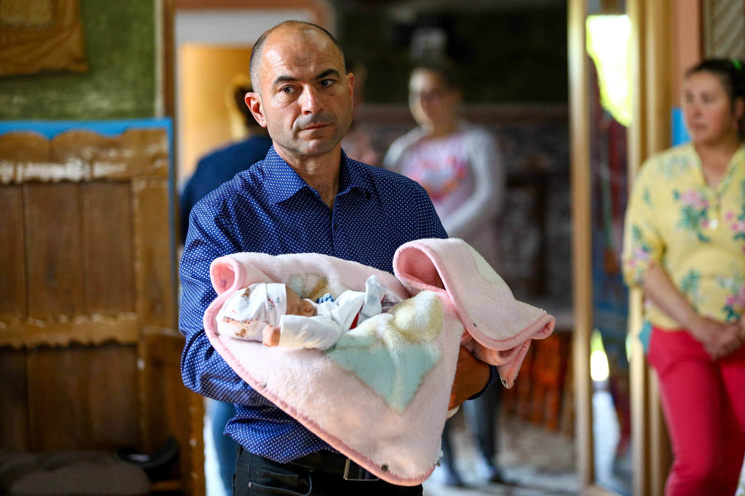 “Bebeluș botezat în biserică, ținut în brațe de nași” • “Detaliu cu lumânarea de botez decorată cu flori albe” • “Părinți emoționați alături de copilul lor la ceremonia de botez” • “Masa festivă de botez cu decor tematic și tort personalizat” • “Momentul în care preotul toarnă apă sfințită pe fruntea bebelușului” “Bebeluș în rochie albă de botez, zâmbind în brațele mamei” • “Detaliu cu cruciulița de botez așezată pe o pernă de satin” • “Părinți și nași aprinzând lumânările în timpul ceremoniei de botez” • “Tort de botez decorat cu figurine tematice și numele copilului” • “Copil botezat dormind liniștit în pătuțul decorat festiv” • “Momentul în care preotul binecuvântează copilul în fața altarului” • “Invitați adunându-se în jurul mesei festive la petrecerea de botez” • “Bebeluș ținând în mână o jucărie personalizată primită la botez” • “Familie fericită pozând împreună după ceremonia de botez” • “Decor tematic cu baloane și flori la locația petrecerii de botez” fotograf Botoșani fotograf evenimente fotograf botez Alin Chirila fotograf alinofotostudio,- Preotul ținându-l pe micuțul Mathias Gabriel la botez, în biserica Înălțarea Domnului, Copălău - Detalii de la botezul lui Mathias – lumânare, trusou și icoană - Familia lui Mathias Gabriel alături de micuț, în ziua botezului - Portret emoționant cu mama și bebelușul în brațe, în biserică,fotograf profesionist evenimente Botoșani, Iași, Suceava, Fălticeni, Bacău, Pașcani, Roman - AlinoFotoStudio by Alin Chirilă - servicii foto nuntă, botez, cununie, ședințe foto creative, albume personalizate, fotografii emoționante și calitative pentru cele mai importante momente din viață,fotograf nuntă Botoșani Alin Chirilă, ședință foto botez Iași - AlinoFotoStudio, servicii fotograf profesionist evenimente Suceava, fotograf cununie civilă Fălticeni - Alin Chirilă, album foto nuntă personalizat Bacău.“Bebeluș botezat în biserică, ținut în brațe de nași” • “Detaliu cu lumânarea de botez decorată cu flori albe” • “Părinți emoționați alături de copilul lor la ceremonia de botez” • “Masa festivă de botez cu decor tematic și tort personalizat” • “Momentul în care preotul toarnă apă sfințită pe fruntea bebelușului” “Bebeluș în rochie albă de botez, zâmbind în brațele mamei” • “Detaliu cu cruciulița de botez așezată pe o pernă de satin” • “Părinți și nași aprinzând lumânările în timpul ceremoniei de botez” • “Tort de botez decorat cu figurine tematice și numele copilului” • “Copil botezat dormind liniștit în pătuțul decorat festiv” • “Momentul în care preotul binecuvântează copilul în fața altarului” • “Invitați adunându-se în jurul mesei festive la petrecerea de botez” • “Bebeluș ținând în mână o jucărie personalizată primită la botez” • “Familie fericită pozând împreună după ceremonia de botez” • “Decor tematic cu baloane și flori la locația petrecerii de botez” fotograf Botoșani fotograf evenimente fotograf botez Alin Chirila fotograf alinofotostudio.fotograf botez Amelis Maria, fotografie botez Botoșani, fotograf Alin Chirilă, amintiri botez, fotografii botez, botez Amelis Maria, fotograf copii, fotografie botez în Botoșani,