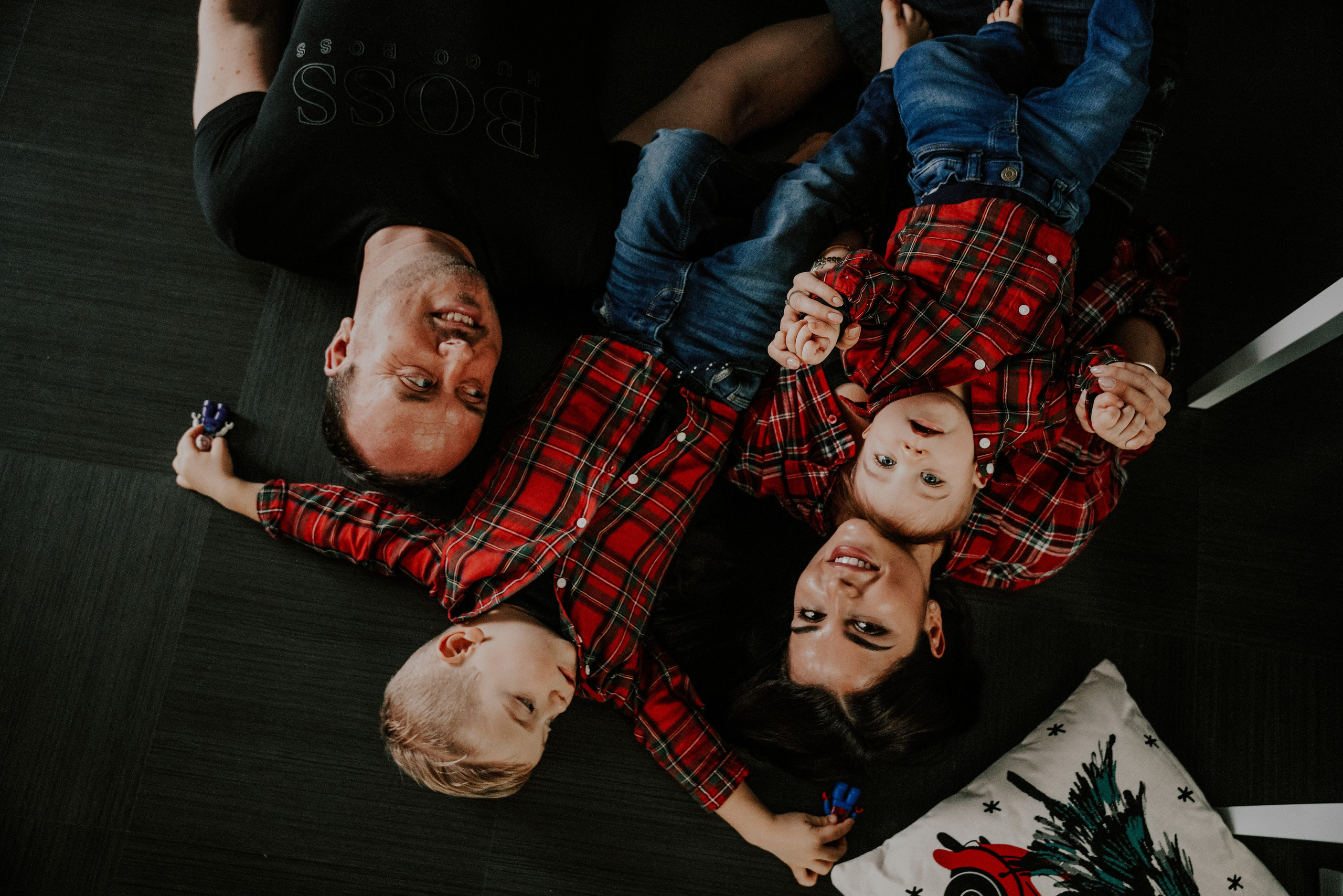 Christmas Family home photoshoot. Семейный фотограф Плзень Анита Дергачева