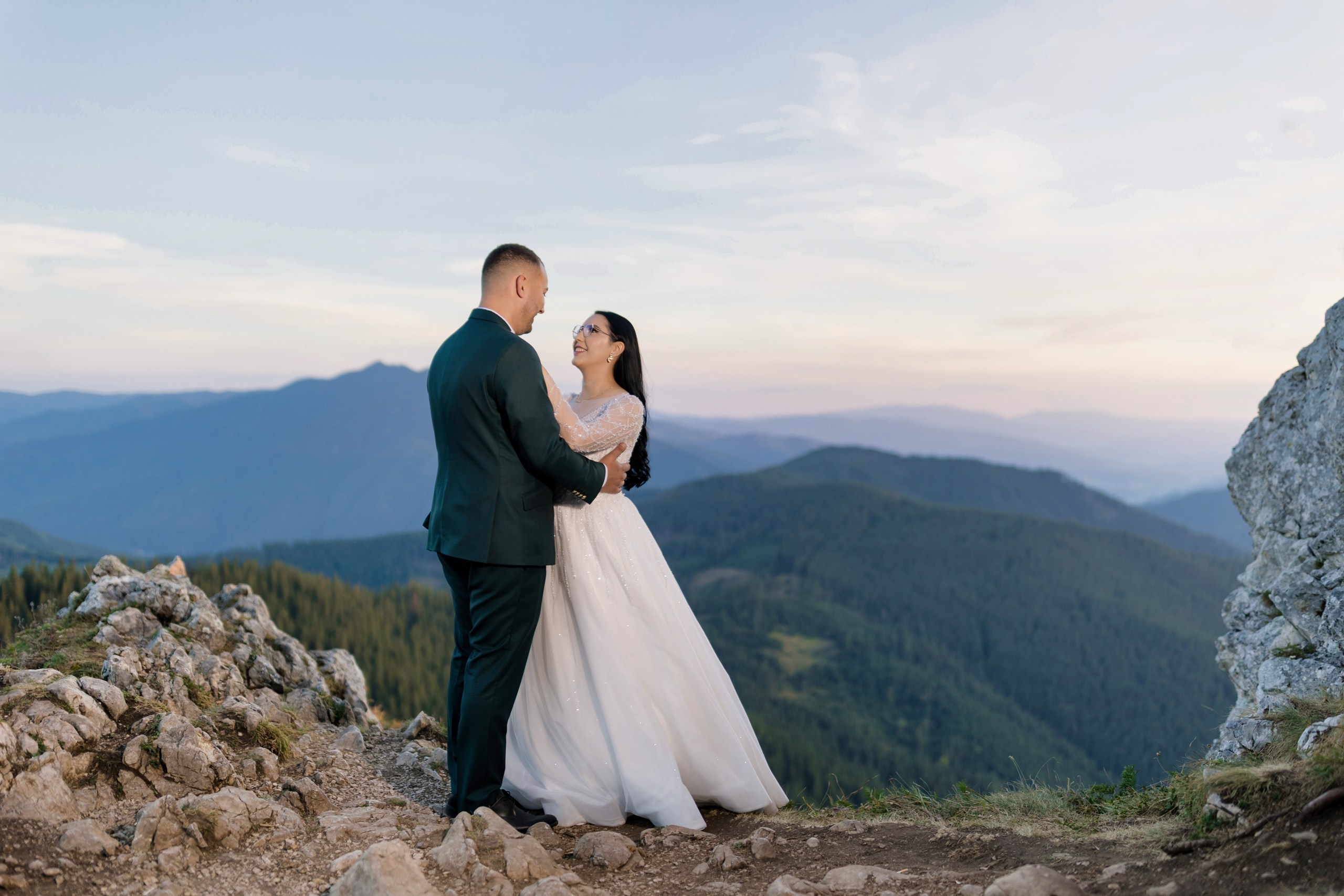 - nunta--fotograf-profesionist-botosani - fotografie-nunta-romantica - imagini-nunta-in-natura-alin-chirila-fotograf - fotografii-cuplu-indragostit-nunta-botosani - sedinta-foto-miri-andrei-iustina-alinofotostudio - amintiri-din-nunta-realizate-de-fotograf-profesionist - povestea-nuntii-andrei-si-iustina-in-imagini-alinofotostudio-fotograf evenimente- evenimente Botoșani -fotograf Suceava - fotograf Iași- servicii foto. servicii foto Botoșani. servicii foto video Botoșani. fotograf nunta. fotograf evenimente. fotograf nunta Botoșani. Alin chirila. Alin chirila fotograf. Alinofotostudio.- servicii foto. servicii foto Botoșani. servicii foto video Botoșani. fotograf nunta. fotograf evenimente. fotograf nunta Botoșani. Alin chirila. Alin chirila fotograf. Alinofotostudio.fotograf stare civilă,poze stare civilă,album foto stare civilă,servicii foto suceava,fotograf evenimente suceava,fotograf nuntă suceava,poze cununie civilă,ședință foto stare civilă,sesiune foto suceava,fotograf profesionist suceava,fotograf botosani,stare civila botosani,alinofotostudio,alin chirila fotograf.servicii foto. servicii foto Botoșani. servicii foto video Botoșani. fotograf nunta. fotograf evenimente. fotograf nunta Botoșani. Alin chirila. Alin chirila fotograf. Alinofotostudio.fotograf stare civilă,poze stare civilă,album foto stare civilă,servicii foto suceava,fotograf evenimente suceava,fotograf nuntă suceava,poze cununie civilă,ședință foto stare civilă,sesiune foto suceava,fotograf profesionist suceava,fotograf botosani,stare civila povestitor prin fotografiebotosani,alinofotostudio,alin chirila fotograf,servicii foto. servicii foto Botoșani. servicii foto video Botoșani. fotograf nunta. fotograf evenimente. fotograf nunta Botoșani. Alin chirila. Alin chirila fotograf. Alinofotostudio.fotograf stare civilă,poze stare civilă,album foto stare civilă,servicii foto suceava,fotograf evenimente suceava,fotograf nuntă suceava,poze cununie civilă,ședință foto stare civilă,sesiune foto suceava,fotograf profesionist suceava,fotograf botosani,stare civila botosani,alinofotostudio,alin chirila fotograf,cununie religioasă botoșani,andreea și neculai,capela militară botoșani,foto conacul zăicești,fotograf nuntă botoșani,fotograf cununie religioasă,foto evenimente botoșani,poze cununie capela militară,ședință foto zăicești,fotograf profesionist botoșaniMire și mireasă – Sergiu & Liliana – ziua nunții, 2024 - Emoții în ziua nunții – Sergiu și Liliana - Dansul mirilor – fotografie artistică nuntă 2024 - Sedinta foto romantică în natură – Sergiu & Liliana - Rochia de mireasă și detalii de nuntă elegan-Album de cununie civilă Florin și Anda – Fotografii profesionale realizate de Alin Chirilă în Botoșani -fotograf prin fotografie-Ședință foto Trash the Dress pe muntele Rarău cu Iulian și Iuliana – fotografie de cuplu, natură montană, emoție autentică surprinsă de Alin Chirilă, povestitor prin fotografie.- "Iulian și Iuliana pe crestele Rarăului – fotografie Trash the Dress în natură" - "Cuplu îmbrățișat la apus pe muntele Rarău – ședință foto după nuntă" - "Rochie de mireasă în vânt pe munte – Trash the Dress Rarău-1. Iulian și Iuliana pe muntele Rarău – ședință foto Trash the Dress în natură, cu peisaj montan spectaculos 2. Cuplu în îmbrățișare pe Rarău – emoție autentică surprinsă după nuntă 3. Rochie de mireasă în bătaia vântului – fotografie artistică Trash the Dress în munți 4. Mire și mireasă privind spre orizont – dragoste și libertate pe muntele Rarău 5. Iuliana zâmbind în rochia de mireasă – portret în natură, Trash the Dress 6. Iulian ținându-și mireasa de mână – ședință foto romantică pe munte 7. Detaliu cu rochia pe stâncă – estetică naturală Trash the Dress Rarău 8. Cuplu în mers pe poteca Rarăului – fotografie simbolică de după nuntă 9. Apus de soare pe Rarău în spatele mirilor – imagine de poveste Trash the Dress 10. Iulian și Iuliana râzând împreună – momente autentice surprinse de Alin Chirilă, povestitor prin fotografie