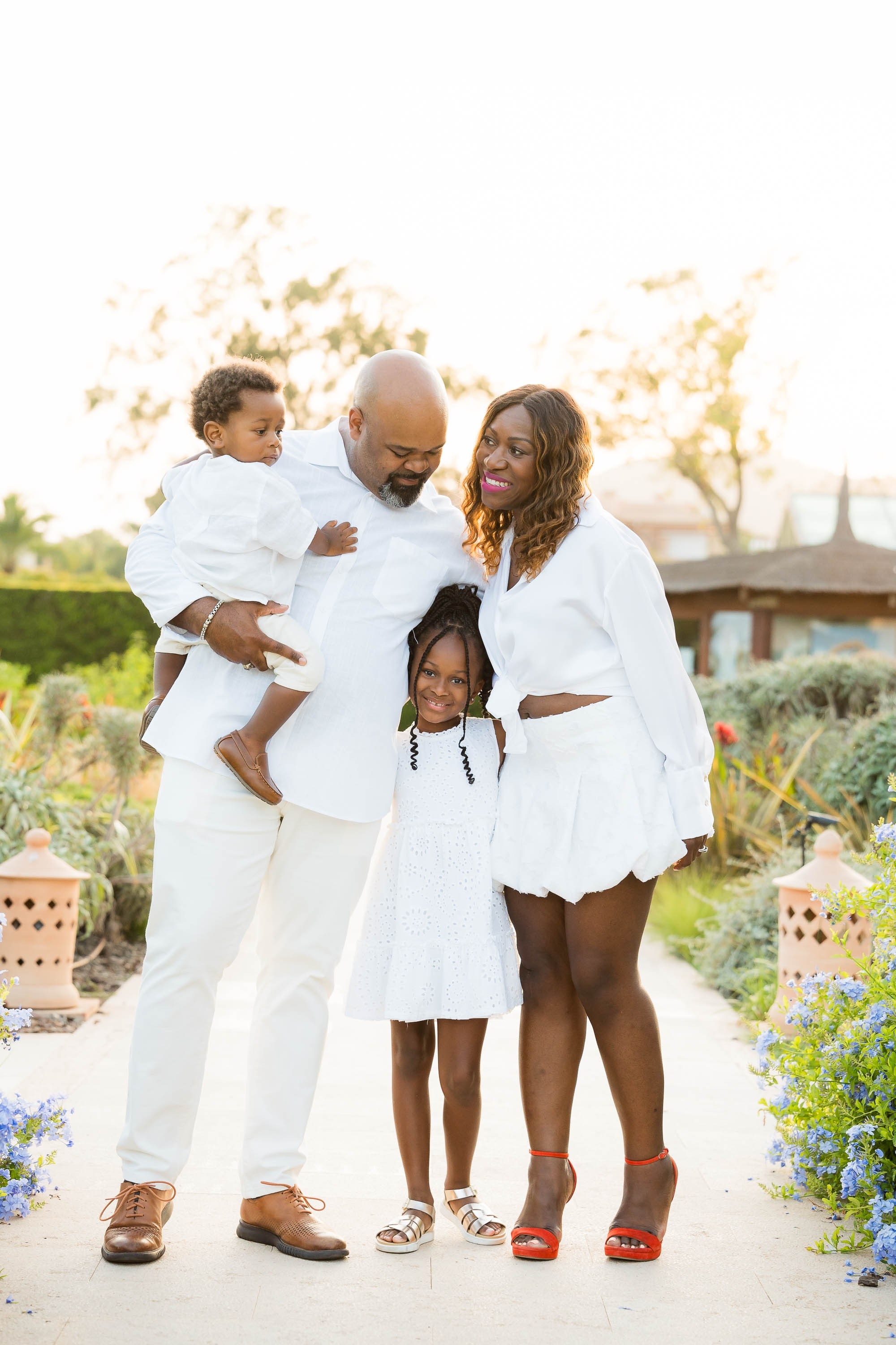 Fotografieren von Familienporträts im St. Regis Mardavall auf Mallorca