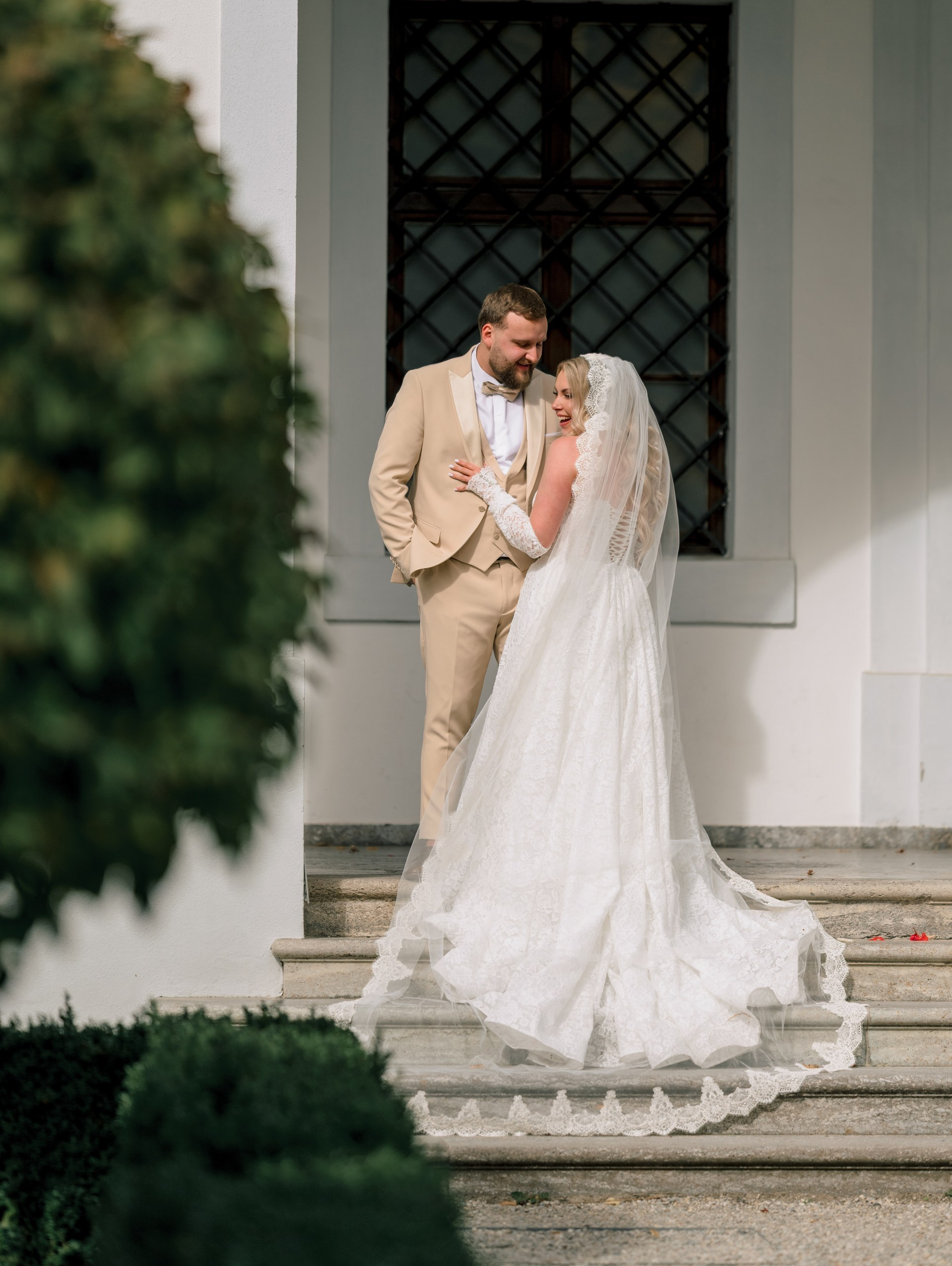 Bräutigam wartet vor dem Palais – First Look Moment voller Spannung