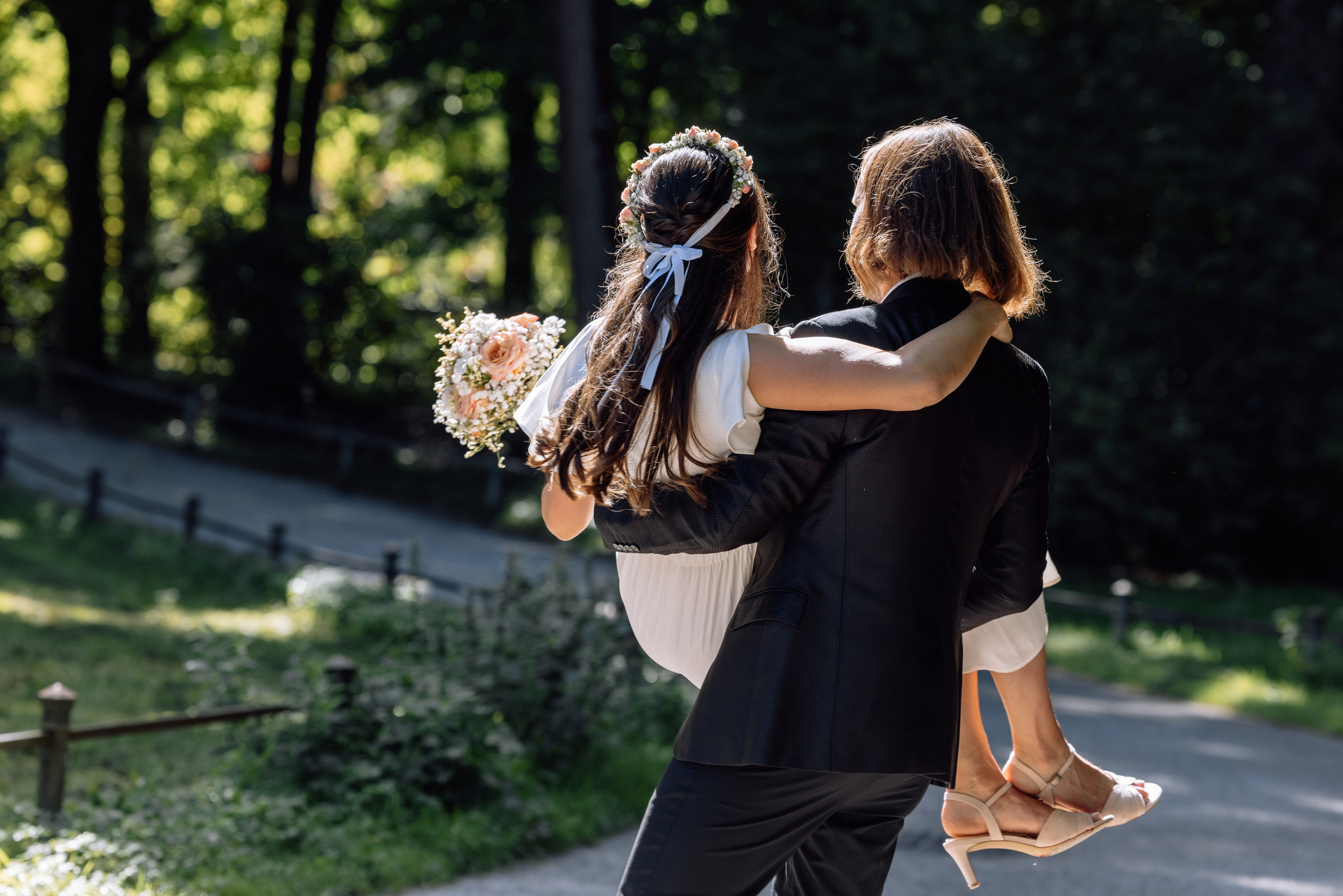 Spaziergang im Englischen Garten München – Braut und Bräutigam genießen das natürliche Licht