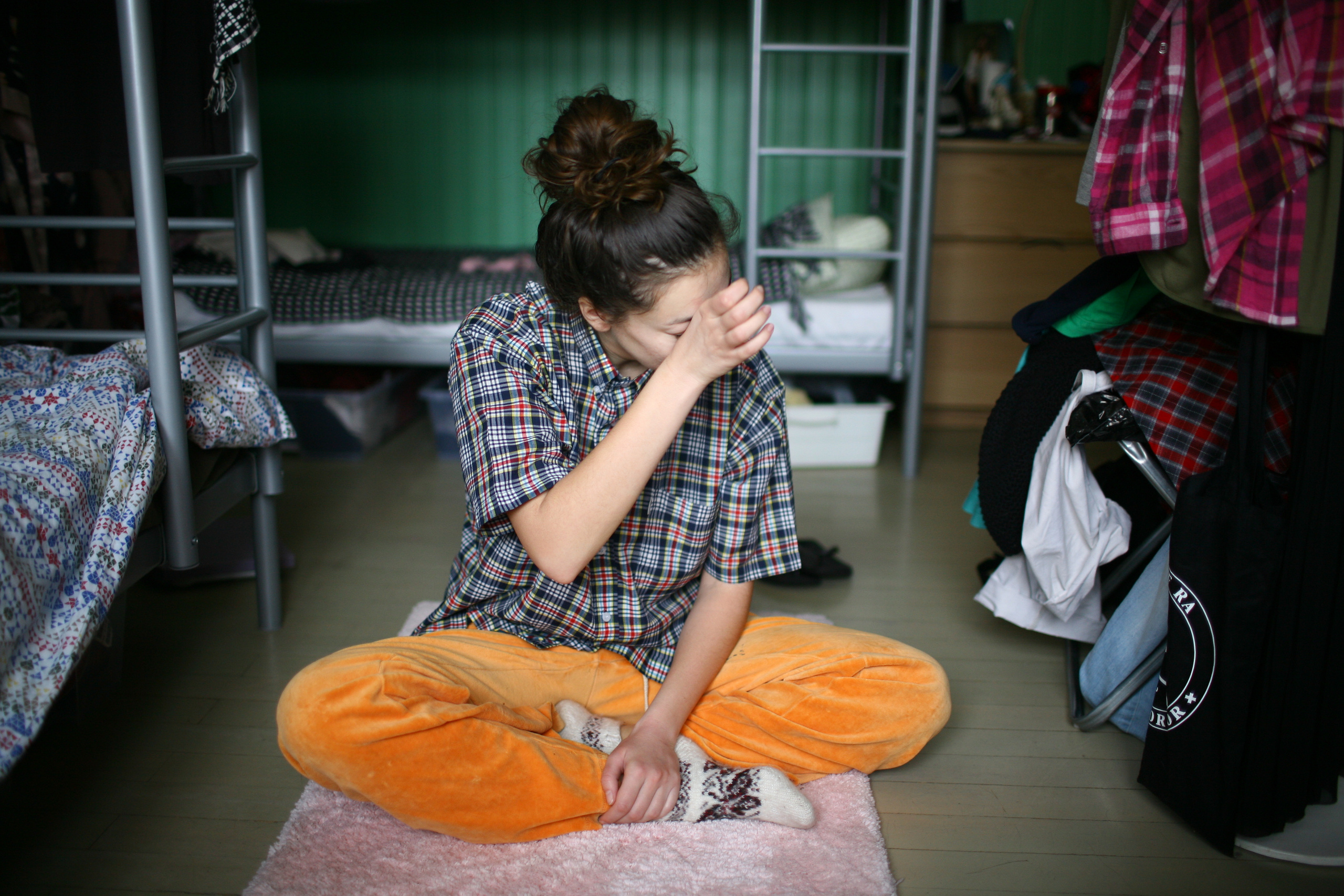 Вера и ее утро в хостеле. Виктория Дини. Арт-фотография