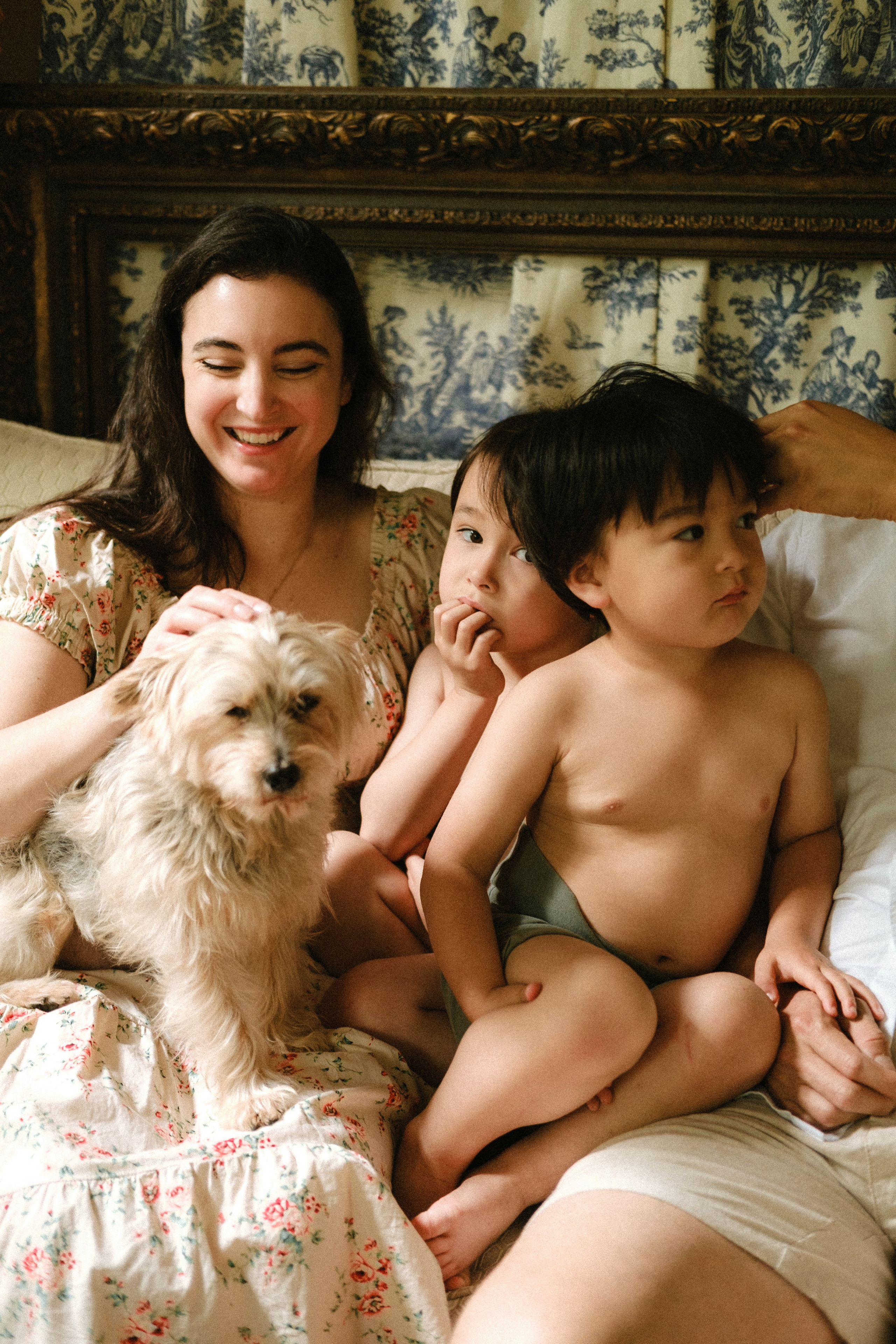 Cozy In-Home Family Photo Session in a Historic Richmond Victorian Home. Family Photographer Anna Dobrovolskaia | Richmond, VA