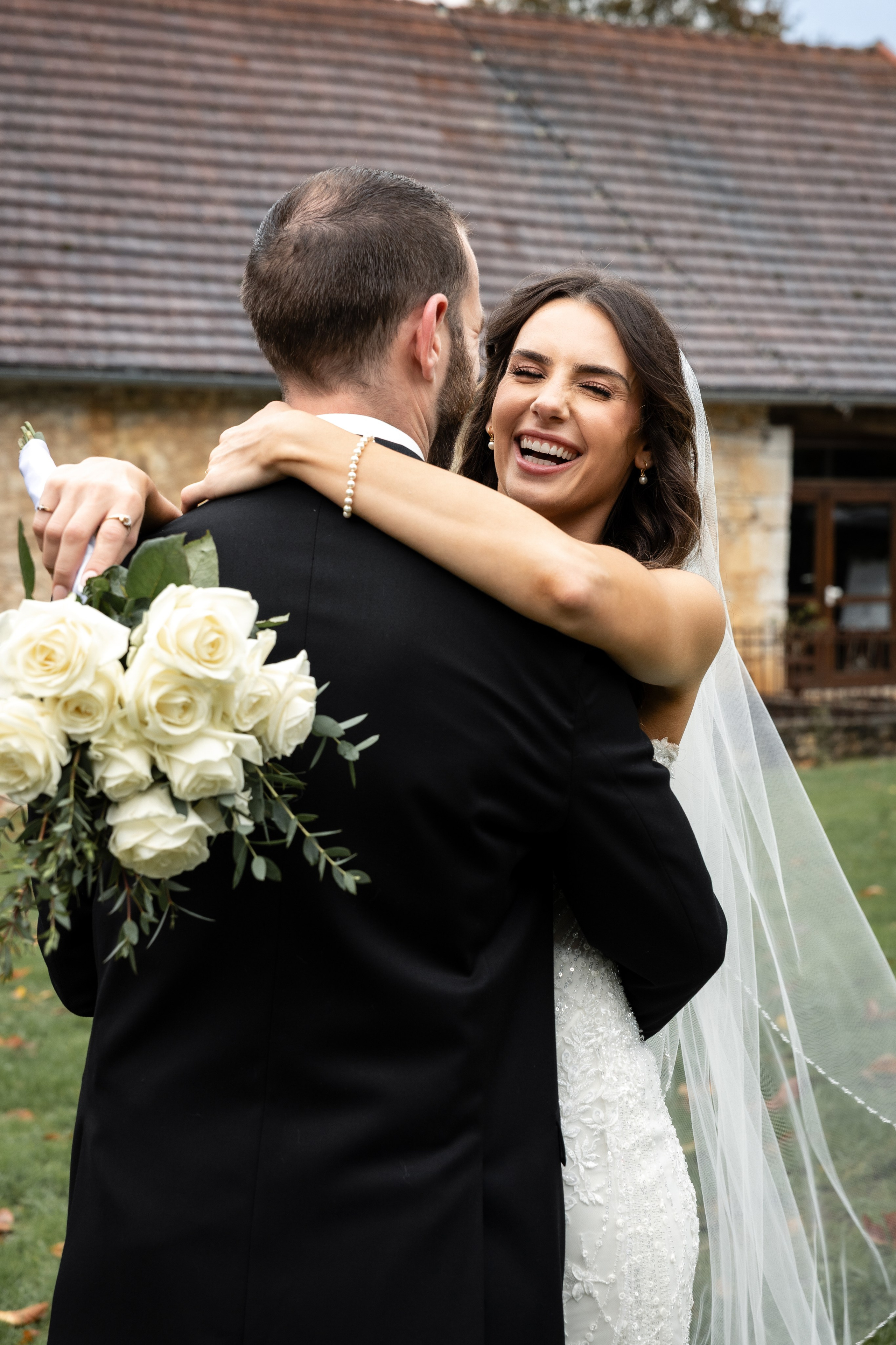 A romantic rainy-day wedding at Château Lagut. Eugenie Smirnova — wedding, corporate and lifestyle photographer in Toulouse and Southwest France