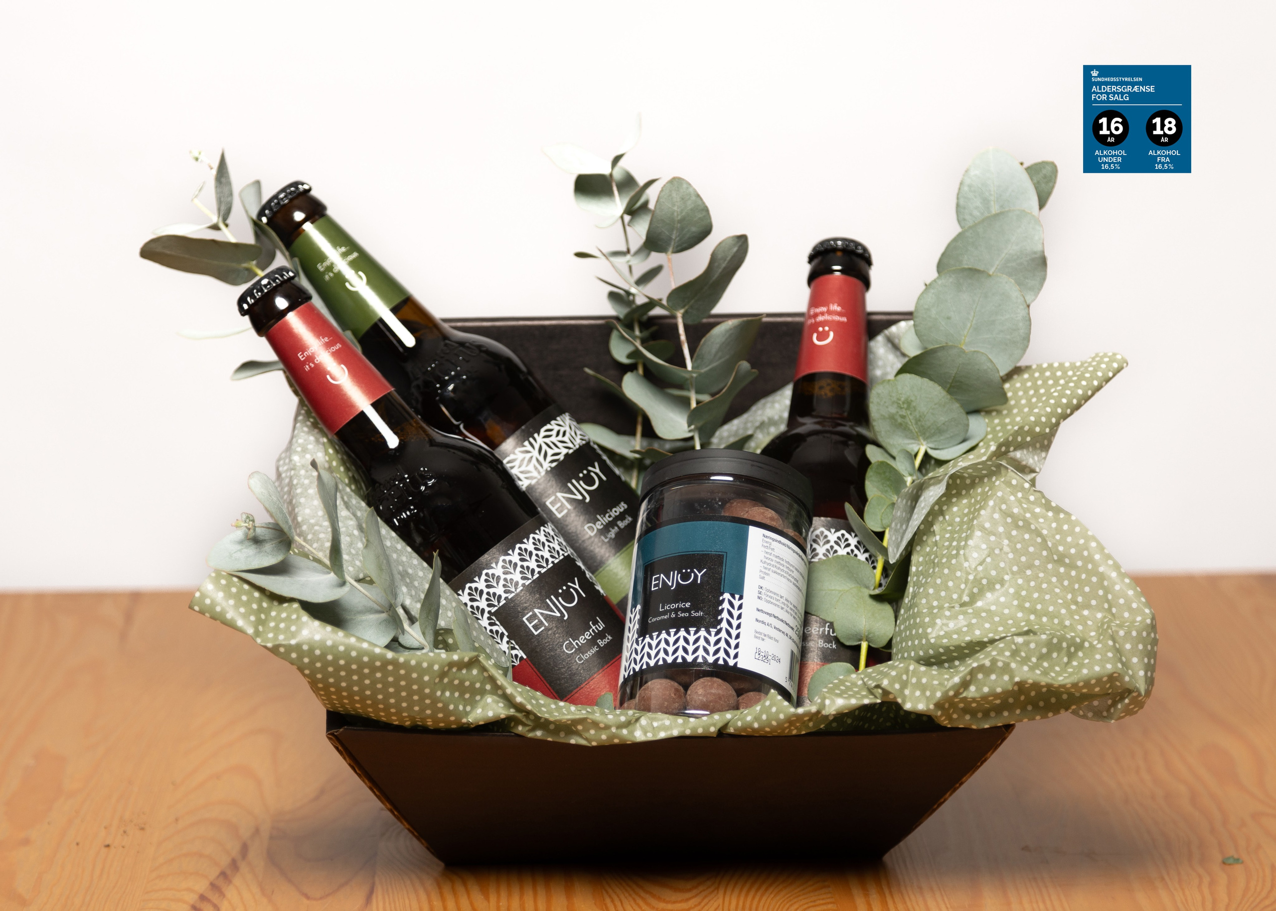 Glæd modtageren med en kombination af udsøgte øl og chokolade lakrids karamel fra Enjoy