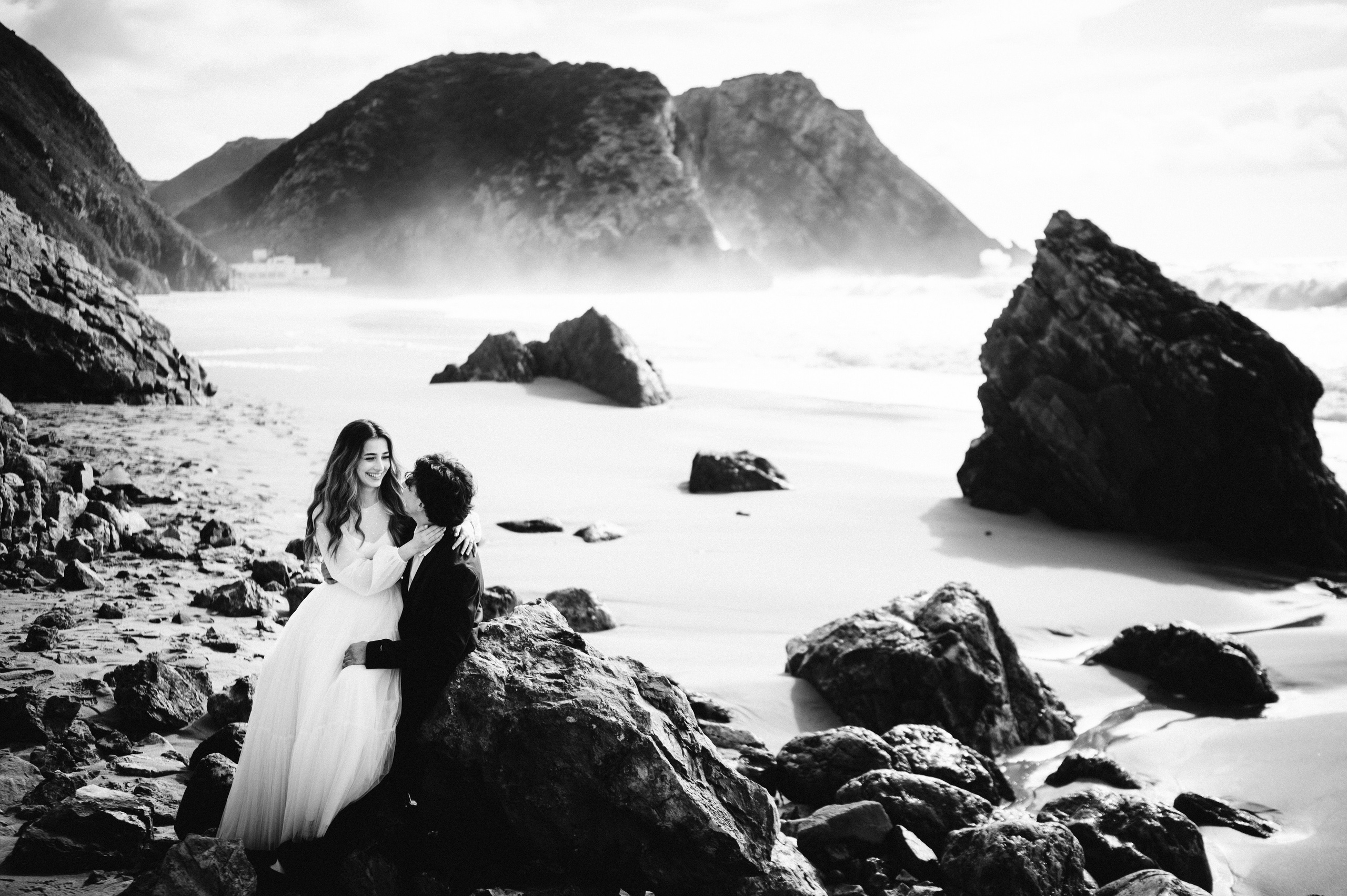 Ședință foto de nuntă pe plaja Adraga – emoție la malul oceanului Atlantic. Valentin Melen — wedding photographer