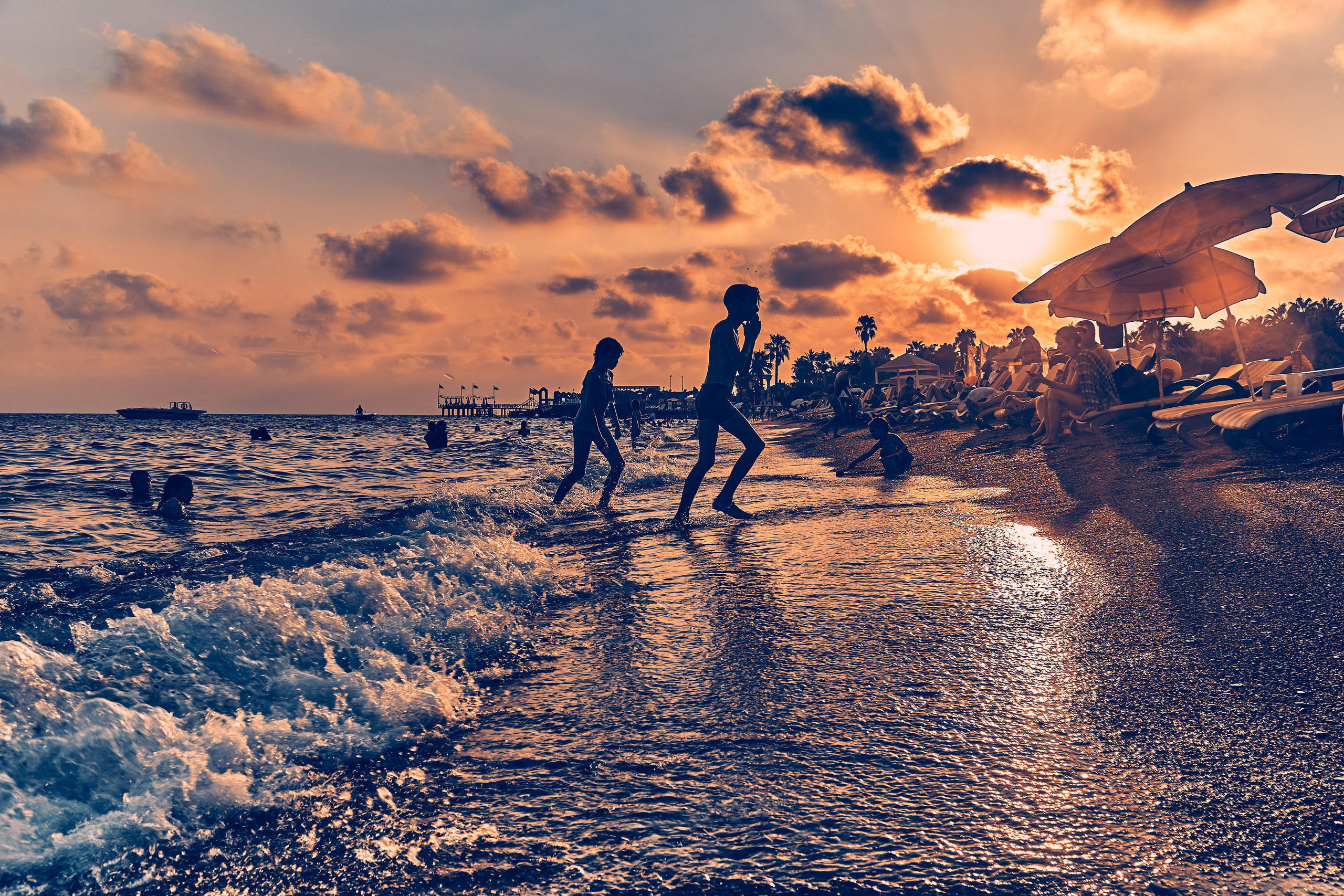 Andriej Szypiłow - Fotograf i Wideograf - Reportaż artystyczny - Antalya. Plaża. Mustafa Kemal Atatürk. Plaża jest doskonałym miejscem do spędzenia czasu dla osoby z teleobiektywem.