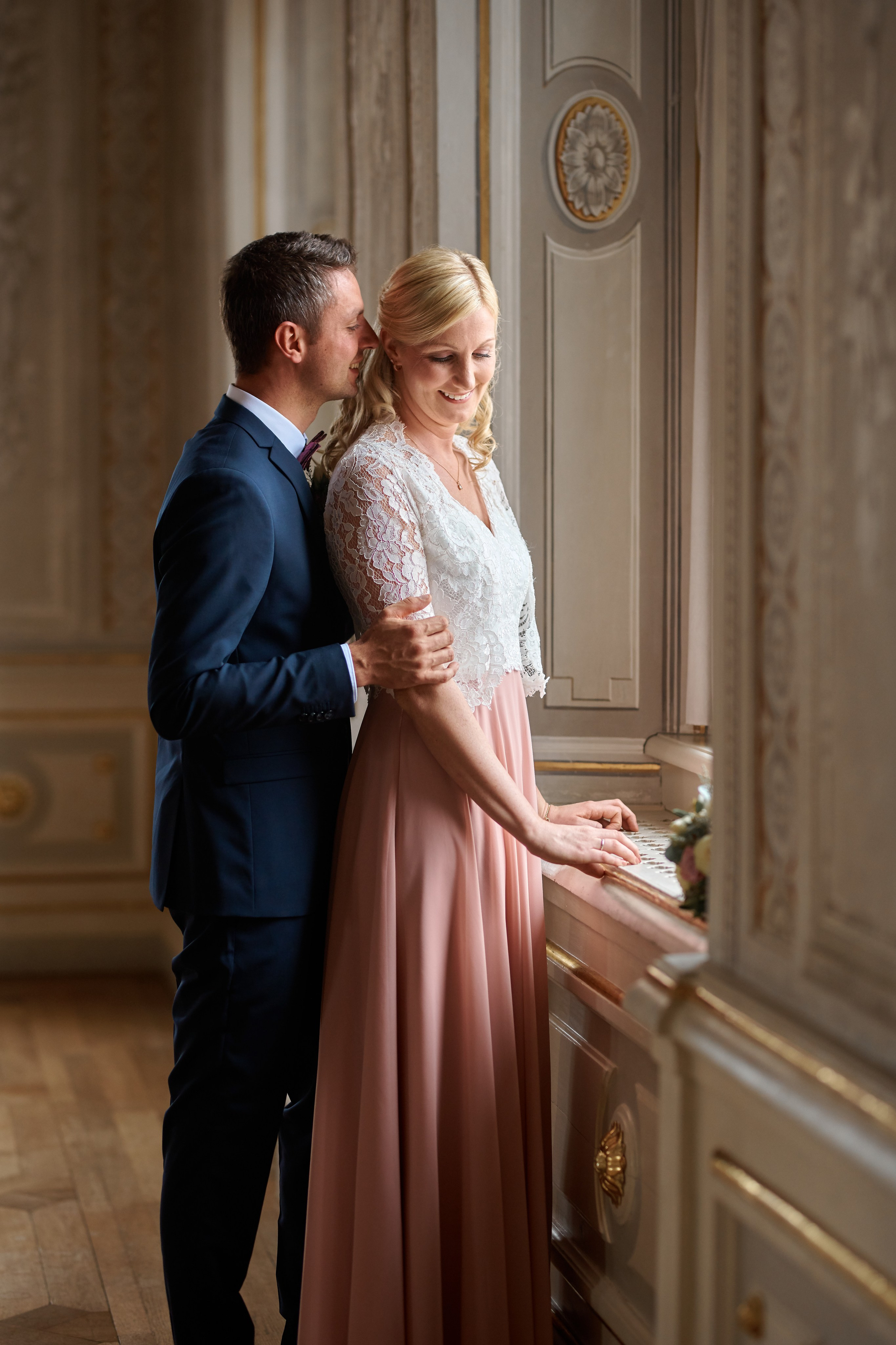 Zärtlicher Moment bei der standesamtlichen Hochzeit von Alina & Florian – aufgenommen im eleganten Ambiente der Schlossklinik Bad Waldsee.