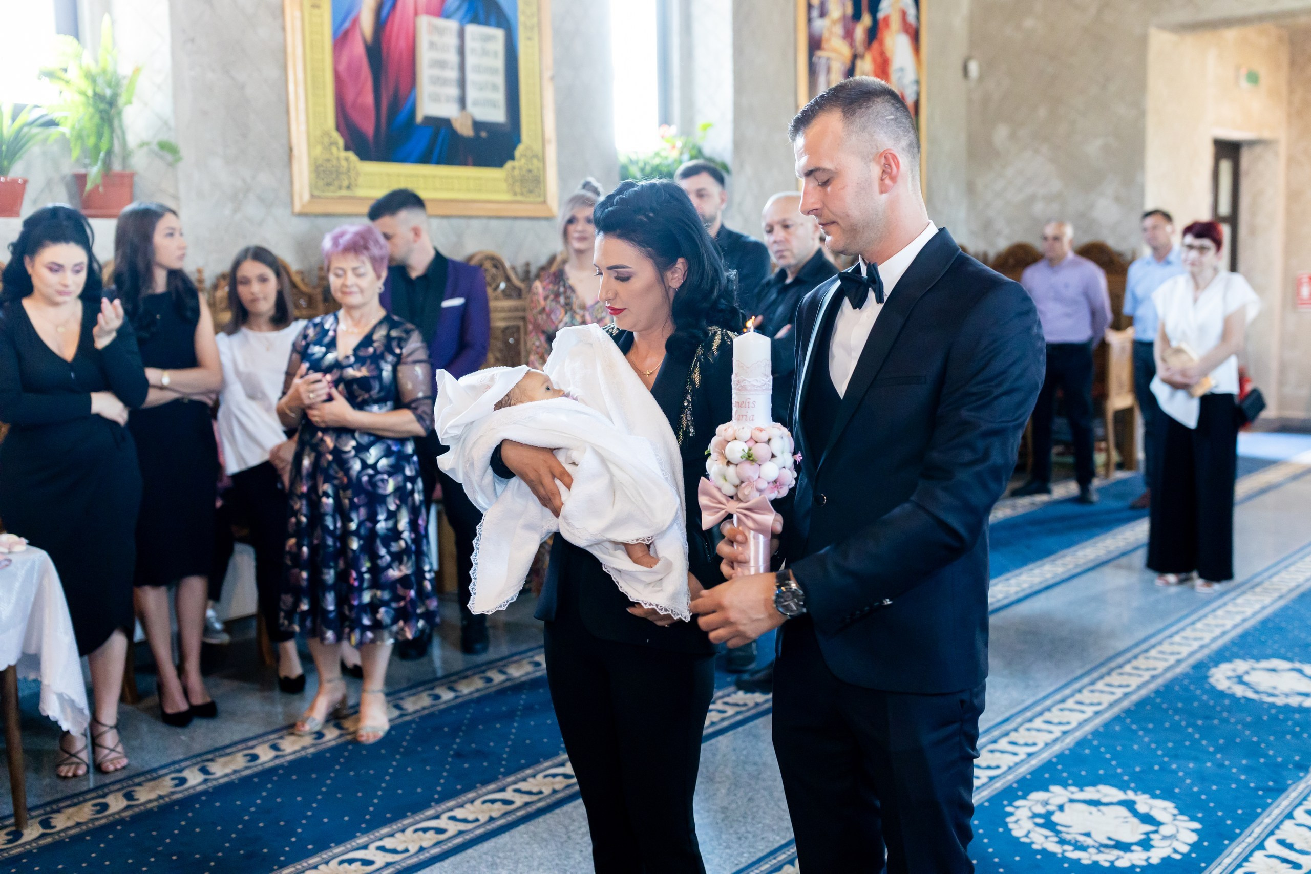 “Bebeluș botezat în biserică, ținut în brațe de nași” • “Detaliu cu lumânarea de botez decorată cu flori albe” • “Părinți emoționați alături de copilul lor la ceremonia de botez” • “Masa festivă de botez cu decor tematic și tort personalizat” • “Momentul în care preotul toarnă apă sfințită pe fruntea bebelușului” “Bebeluș în rochie albă de botez, zâmbind în brațele mamei” • “Detaliu cu cruciulița de botez așezată pe o pernă de satin” • “Părinți și nași aprinzând lumânările în timpul ceremoniei de botez” • “Tort de botez decorat cu figurine tematice și numele copilului” • “Copil botezat dormind liniștit în pătuțul decorat festiv” • “Momentul în care preotul binecuvântează copilul în fața altarului” • “Invitați adunându-se în jurul mesei festive la petrecerea de botez” • “Bebeluș ținând în mână o jucărie personalizată primită la botez” • “Familie fericită pozând împreună după ceremonia de botez” • “Decor tematic cu baloane și flori la locația petrecerii de botez” fotograf Botoșani fotograf evenimente fotograf botez Alin Chirila fotograf alinofotostudio,- Preotul ținându-l pe micuțul Mathias Gabriel la botez, în biserica Înălțarea Domnului, Copălău - Detalii de la botezul lui Mathias – lumânare, trusou și icoană - Familia lui Mathias Gabriel alături de micuț, în ziua botezului - Portret emoționant cu mama și bebelușul în brațe, în biserică,fotograf profesionist evenimente Botoșani, Iași, Suceava, Fălticeni, Bacău, Pașcani, Roman - AlinoFotoStudio by Alin Chirilă - servicii foto nuntă, botez, cununie, ședințe foto creative, albume personalizate, fotografii emoționante și calitative pentru cele mai importante momente din viață,fotograf nuntă Botoșani Alin Chirilă, ședință foto botez Iași - AlinoFotoStudio, servicii fotograf profesionist evenimente Suceava, fotograf cununie civilă Fălticeni - Alin Chirilă, album foto nuntă personalizat Bacău.“Bebeluș botezat în biserică, ținut în brațe de nași” • “Detaliu cu lumânarea de botez decorată cu flori albe” • “Părinți emoționați alături de copilul lor la ceremonia de botez” • “Masa festivă de botez cu decor tematic și tort personalizat” • “Momentul în care preotul toarnă apă sfințită pe fruntea bebelușului” “Bebeluș în rochie albă de botez, zâmbind în brațele mamei” • “Detaliu cu cruciulița de botez așezată pe o pernă de satin” • “Părinți și nași aprinzând lumânările în timpul ceremoniei de botez” • “Tort de botez decorat cu figurine tematice și numele copilului” • “Copil botezat dormind liniștit în pătuțul decorat festiv” • “Momentul în care preotul binecuvântează copilul în fața altarului” • “Invitați adunându-se în jurul mesei festive la petrecerea de botez” • “Bebeluș ținând în mână o jucărie personalizată primită la botez” • “Familie fericită pozând împreună după ceremonia de botez” • “Decor tematic cu baloane și flori la locația petrecerii de botez” fotograf Botoșani fotograf evenimente fotograf botez Alin Chirila fotograf alinofotostudio.fotograf botez Amelis Maria, fotografie botez Botoșani, fotograf Alin Chirilă, amintiri botez, fotografii botez, botez Amelis Maria, fotograf copii, fotografie botez în Botoșani,