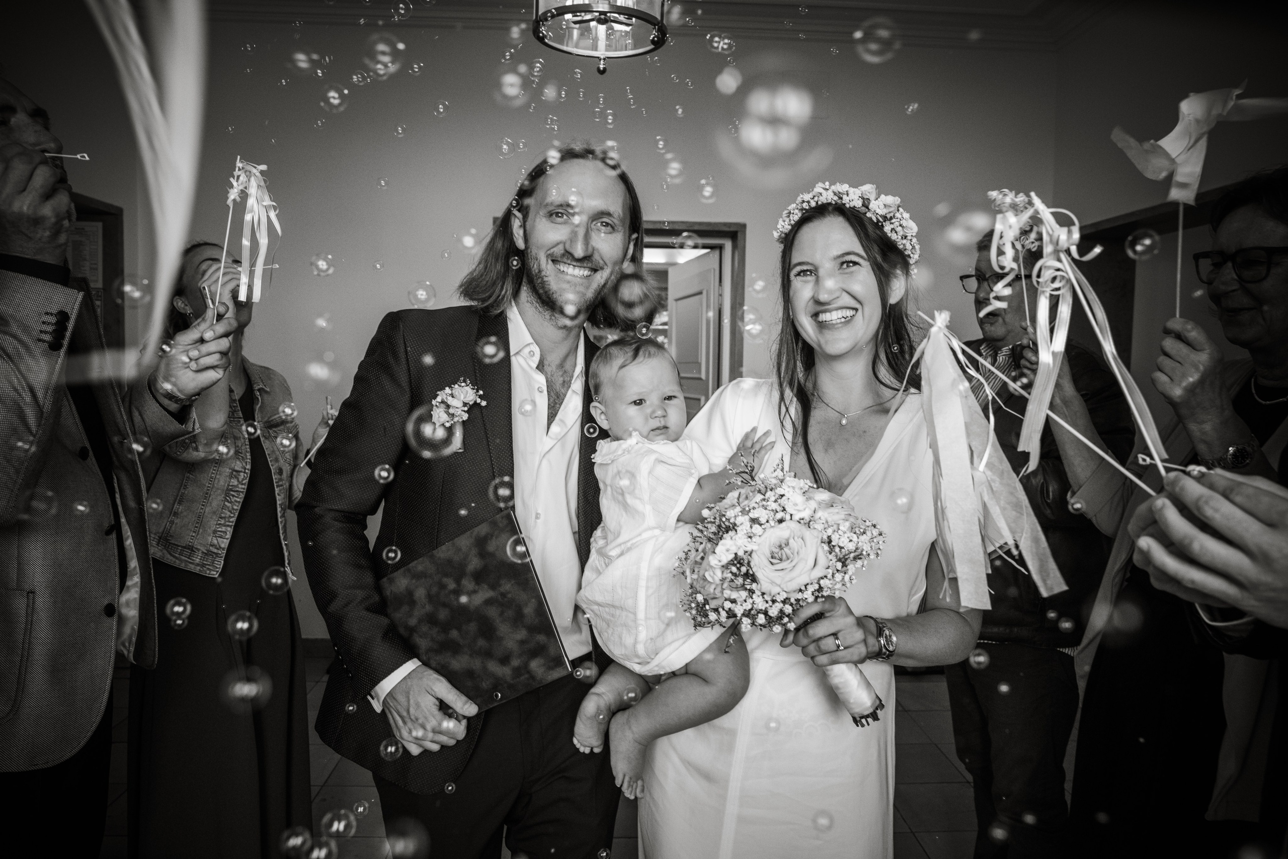 Brautpaar verlässt Standesamt Schwabing Mandlstraße 14 – Gäste lassen viele Seifenblasen steigen