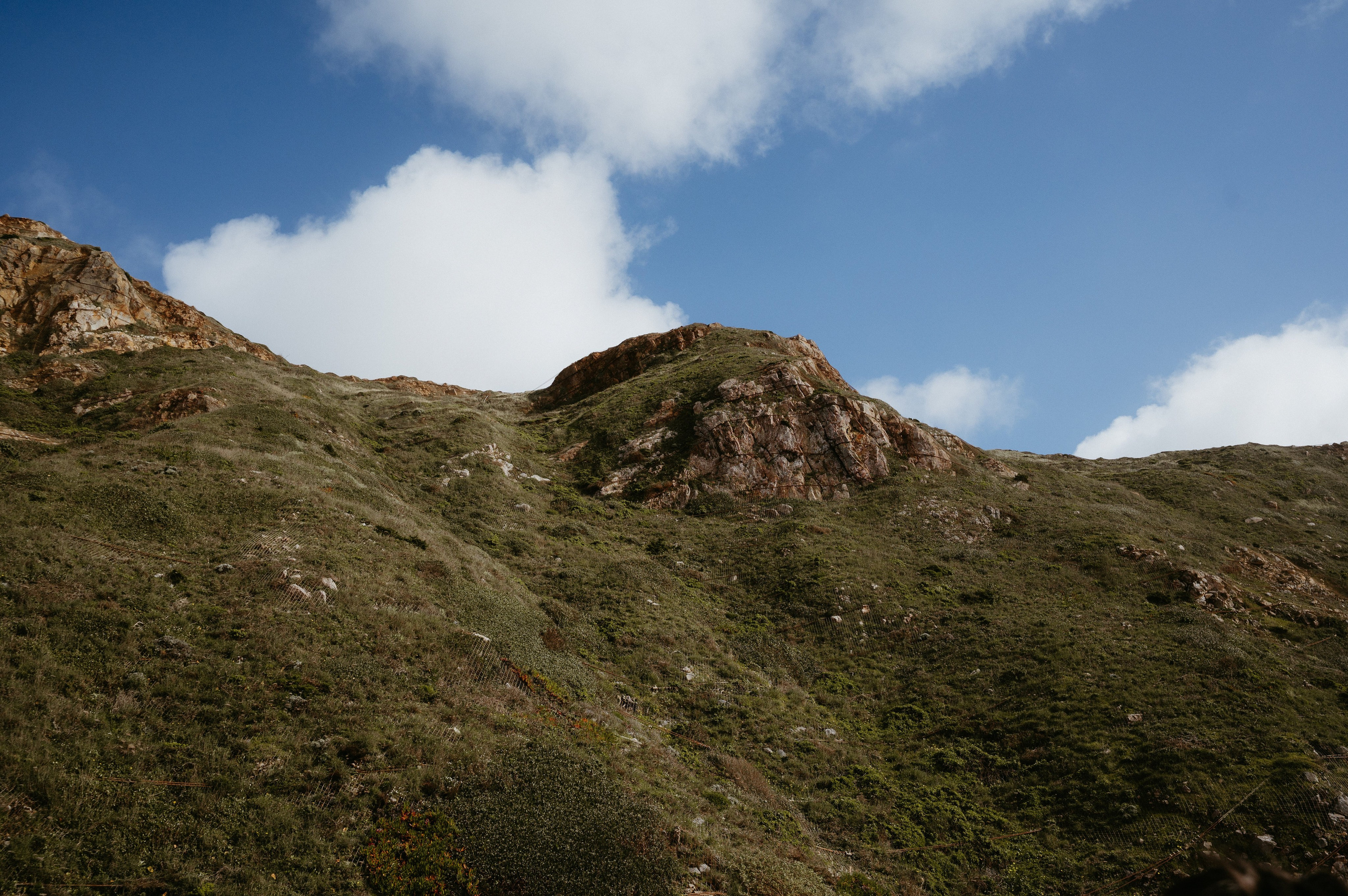 Ședință foto de nuntă pe plaja Adraga – emoție la malul oceanului Atlantic. Valentin Melen — wedding photographer