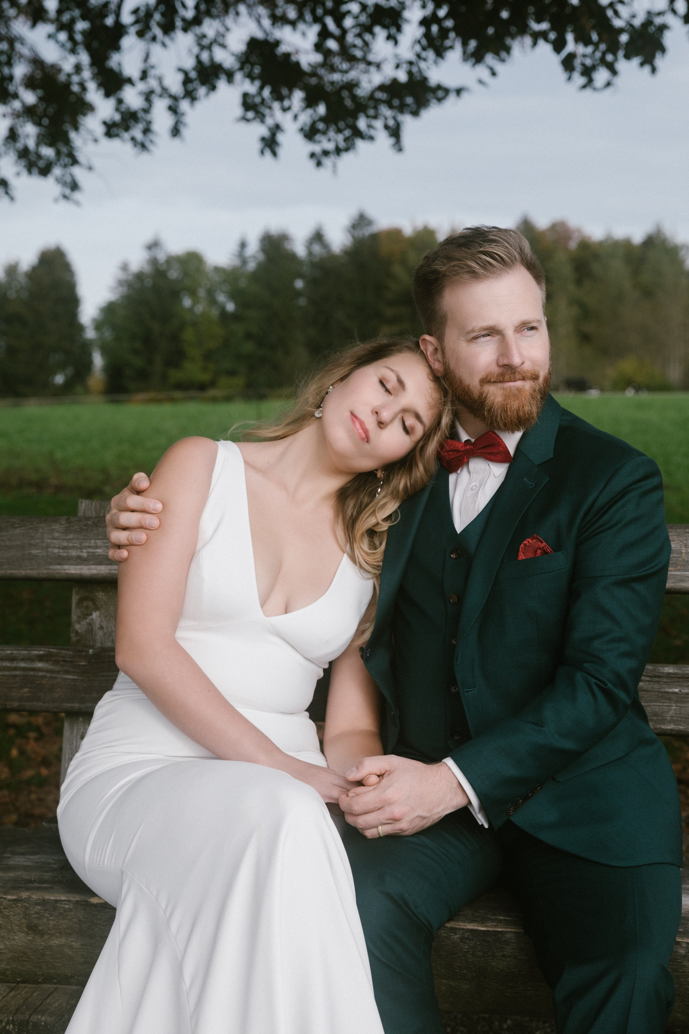 Entspannte Hochzeitsportraits an der Weißensberger Kapelle, Allgäu
