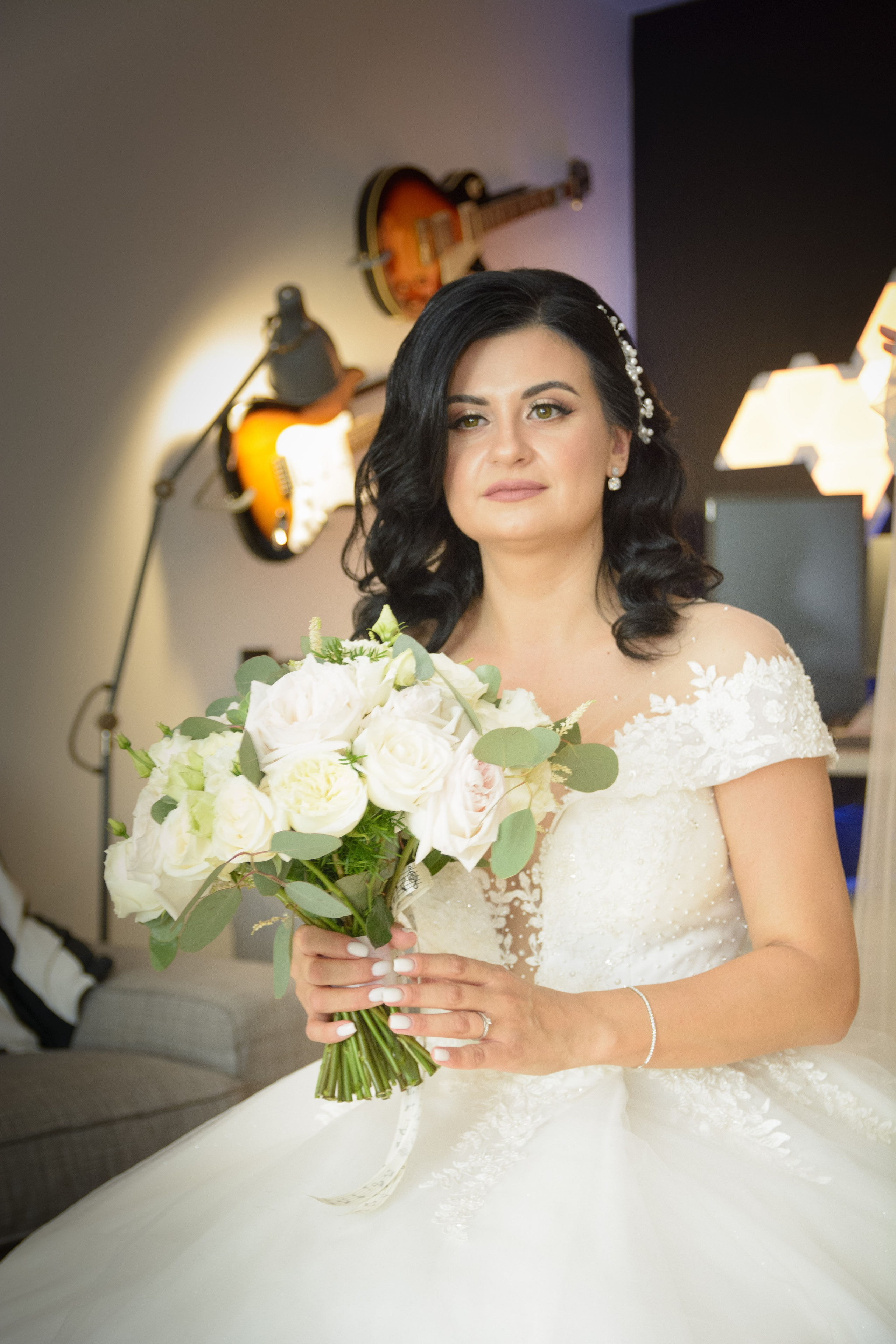 fotograf nuntă, căsătorie, mireasă, mire, ceremonie, petrecere, fotograf eveniment, organizare, planificare, decor, tematică, buget, invitație, rochie de mireasă, costum de mire, verighete, luna de miere, dragoste, fericire, voal, buchet, machiaj, coafură, accesorii, pantofi, portret, costum de mire, butoniere, cravată, pantofi, portret, cuplu, fotograf biserică, altar, flori, lumânări, schimbul de verighete, sărut