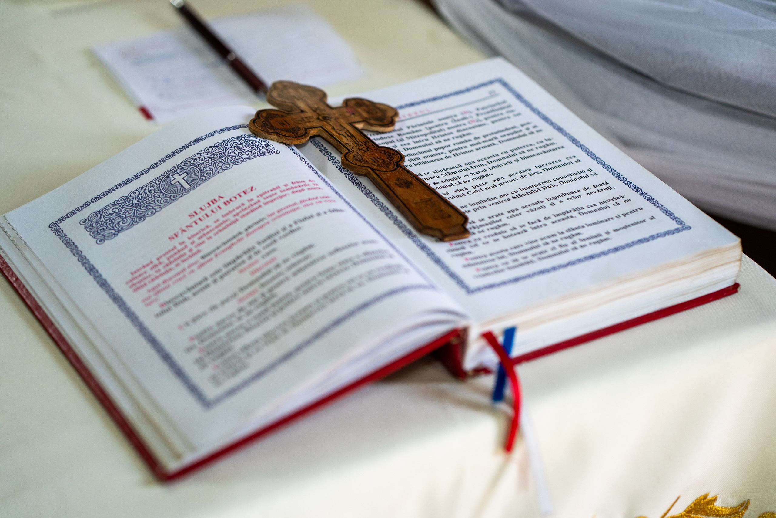 “Bebeluș botezat în biserică, ținut în brațe de nași” • “Detaliu cu lumânarea de botez decorată cu flori albe” • “Părinți emoționați alături de copilul lor la ceremonia de botez” • “Masa festivă de botez cu decor tematic și tort personalizat” • “Momentul în care preotul toarnă apă sfințită pe fruntea bebelușului” “Bebeluș în rochie albă de botez, zâmbind în brațele mamei” • “Detaliu cu cruciulița de botez așezată pe o pernă de satin” • “Părinți și nași aprinzând lumânările în timpul ceremoniei de botez” • “Tort de botez decorat cu figurine tematice și numele copilului” • “Copil botezat dormind liniștit în pătuțul decorat festiv” • “Momentul în care preotul binecuvântează copilul în fața altarului” • “Invitați adunându-se în jurul mesei festive la petrecerea de botez” • “Bebeluș ținând în mână o jucărie personalizată primită la botez” • “Familie fericită pozând împreună după ceremonia de botez” • “Decor tematic cu baloane și flori la locația petrecerii de botez” fotograf Botoșani fotograf evenimente fotograf botez Alin Chirila fotograf alinofotostudio,- Preotul ținându-l pe micuțul Mathias Gabriel la botez, în biserica Înălțarea Domnului, Copălău - Detalii de la botezul lui Mathias – lumânare, trusou și icoană - Familia lui Mathias Gabriel alături de micuț, în ziua botezului - Portret emoționant cu mama și bebelușul în brațe, în biserică,fotograf profesionist evenimente Botoșani, Iași, Suceava, Fălticeni, Bacău, Pașcani, Roman - AlinoFotoStudio by Alin Chirilă - servicii foto nuntă, botez, cununie, ședințe foto creative, albume personalizate, fotografii emoționante și calitative pentru cele mai importante momente din viață,fotograf nuntă Botoșani Alin Chirilă, ședință foto botez Iași - AlinoFotoStudio, servicii fotograf profesionist evenimente Suceava, fotograf cununie civilă Fălticeni - Alin Chirilă, album foto nuntă personalizat Bacău.“Bebeluș botezat în biserică, ținut în brațe de nași” • “Detaliu cu lumânarea de botez decorată cu flori albe” • “Părinți emoționați alături de copilul lor la ceremonia de botez” • “Masa festivă de botez cu decor tematic și tort personalizat” • “Momentul în care preotul toarnă apă sfințită pe fruntea bebelușului” “Bebeluș în rochie albă de botez, zâmbind în brațele mamei” • “Detaliu cu cruciulița de botez așezată pe o pernă de satin” • “Părinți și nași aprinzând lumânările în timpul ceremoniei de botez” • “Tort de botez decorat cu figurine tematice și numele copilului” • “Copil botezat dormind liniștit în pătuțul decorat festiv” • “Momentul în care preotul binecuvântează copilul în fața altarului” • “Invitați adunându-se în jurul mesei festive la petrecerea de botez” • “Bebeluș ținând în mână o jucărie personalizată primită la botez” • “Familie fericită pozând împreună după ceremonia de botez” • “Decor tematic cu baloane și flori la locația petrecerii de botez” fotograf Botoșani fotograf evenimente fotograf botez Alin Chirila fotograf alinofotostudio.fotograf botez Amelis Maria, fotografie botez Botoșani, fotograf Alin Chirilă, amintiri botez, fotografii botez, botez Amelis Maria, fotograf copii, fotografie botez în Botoșani,