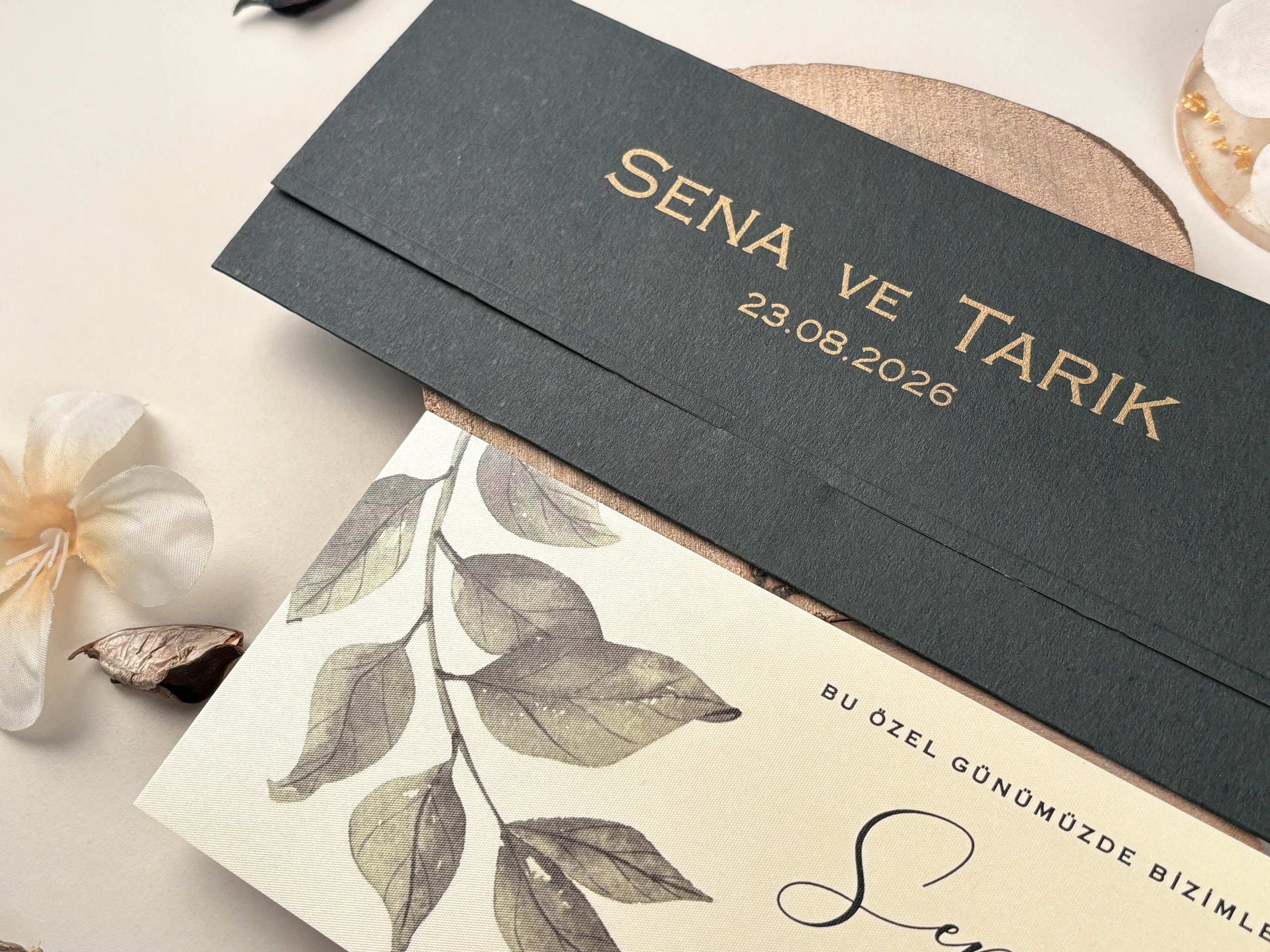 COD-85859 / 5,20 LEI (Prețul include tipărirea ) + 2 LEI TIPĂRIRE PLIC (Opțional ) + 3 LEI SIGILIU CEARĂ (Opțional). DIMENSIUNE 22,9 cm x 8,5 cm. SUPRAFATA DE TIPARIRE 22,9 cm x 8,5 cm. Cu un model cu frunze in partea stanga, aceasta invitatie de nunta poate reprezenta decorul perfect pentru textul de nunta ales si personalizat de dvs. Invitatia de nunta este confectionata dintr-un carton putin lucios si va fi introdusa intr-o piesa tip buzunar care prezinta un mic decupaj cu rol de inchidere. Invitatia de nunta nu contine plic model clasic. Invitații Elegante și Refined: Catalogul Ellite | Nunta, Petreceri, Evenimente Corporate.- invitații nuntă - modele invitații nuntă - invitații nuntă 2025 - invitații de nuntă elegante - invitații de nuntă personalizate - invitații nuntă online - invitații nuntă handmade - catalog invitații nuntă - invitații originale nuntă - invitații de nuntă moderne - invitații nuntă vintage - invitații nuntă rustice - invitații nuntă clasice - design invitații nuntă - invitații de nuntă cu tematică.- invitații nuntă florale - invitații nuntă boho - invitații nuntă aurii - invitații nuntă minimaliste - invitații nuntă cu sigiliu - invitații nuntă cu acuarelă - invitații nuntă cu fotografie - invitații nuntă cu inițiale - invitații nuntă elegante alb-negru - invitații nuntă cu hârtie texturată - invitații nuntă cu decupaj laser - invitații nuntă cu flori uscate. - print invitații nuntă - invitații nuntă personalizate cu numele mirilor - invitații nuntă cu plic inclus - invitații nuntă cu cartolină dublă - invitații nuntă calitate premium - invitații nuntă ieftine - invitații nuntă rapide.- invitații nuntă România - invitații nuntă București / Botoșani . Iași suceava- invitații nuntă cu livrare în țară - invitații nuntă online România.- „Invitație de nuntă elegantă cu design floral și plic crem” - „Model de invitație de nuntă vintage cu sigiliu de ceară” - „Set complet invitații de nuntă personalizate cu inițialele mirilor” - „Invitație de nuntă modernă cu design minimalist și text negru pe fundal alb” - „Invitație de nuntă rustică pe hârtie kraft cu șnur de iută” - „Invitație de nuntă cu decupaj laser și detalii aurii” - „Invitație de nuntă în stil boho cu imprimeu floral colorat” - „Invitație romantică de nuntă cu flori uscate și panglică din satin” - „Invitație de nuntă clasică cu monogramă și font caligrafic” - „Invitație de nuntă în stil glamour cu folie aurie și text embosat”- „Model de invitație de nuntă 2025 cu design elegant și font modern” - „Cele mai noi invitații de nuntă 2025 – stil floral, sofisticat”