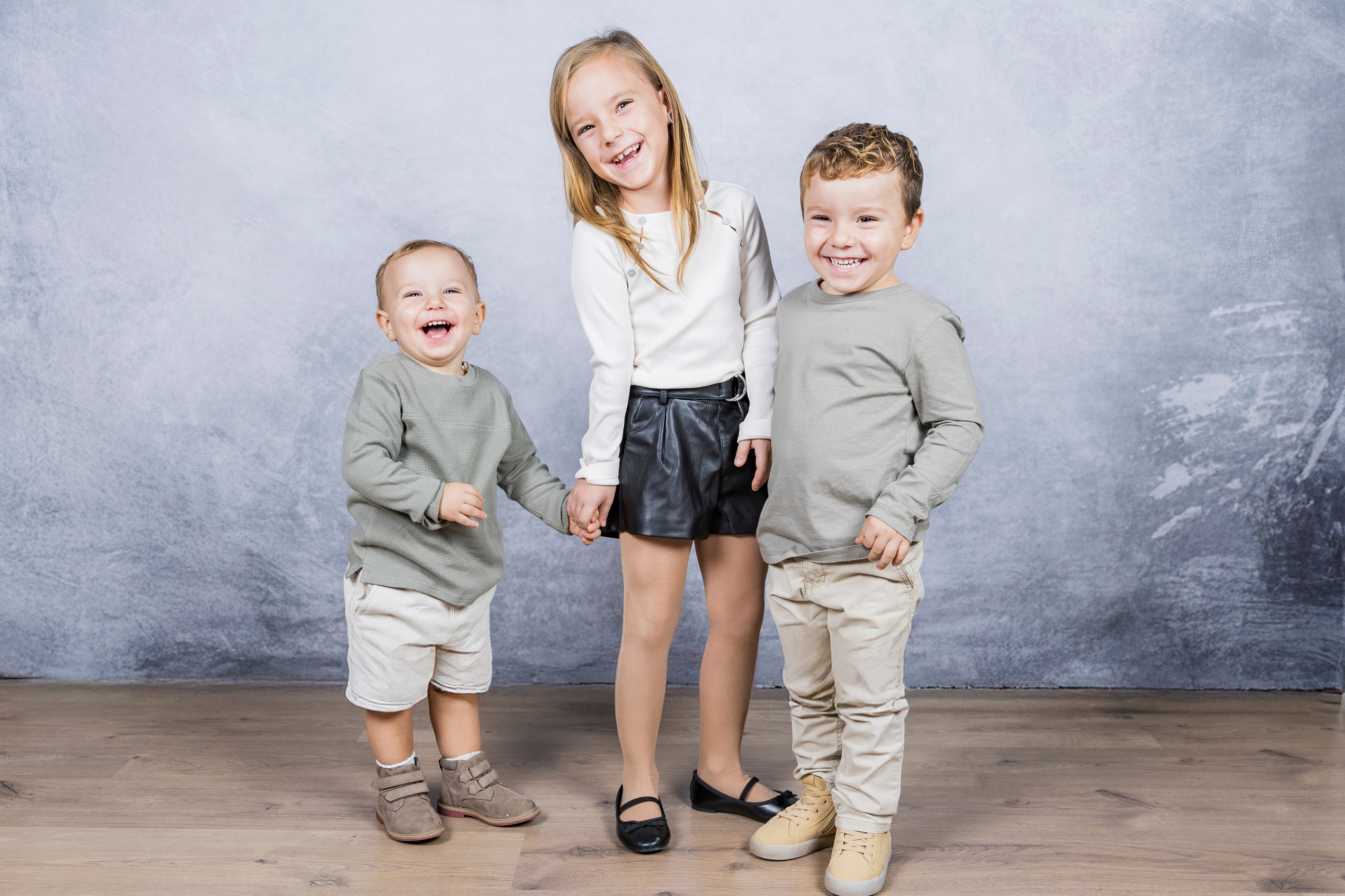 “Retrato de familia atemporal en decorado navideño elegante – Rainbox Estudio”