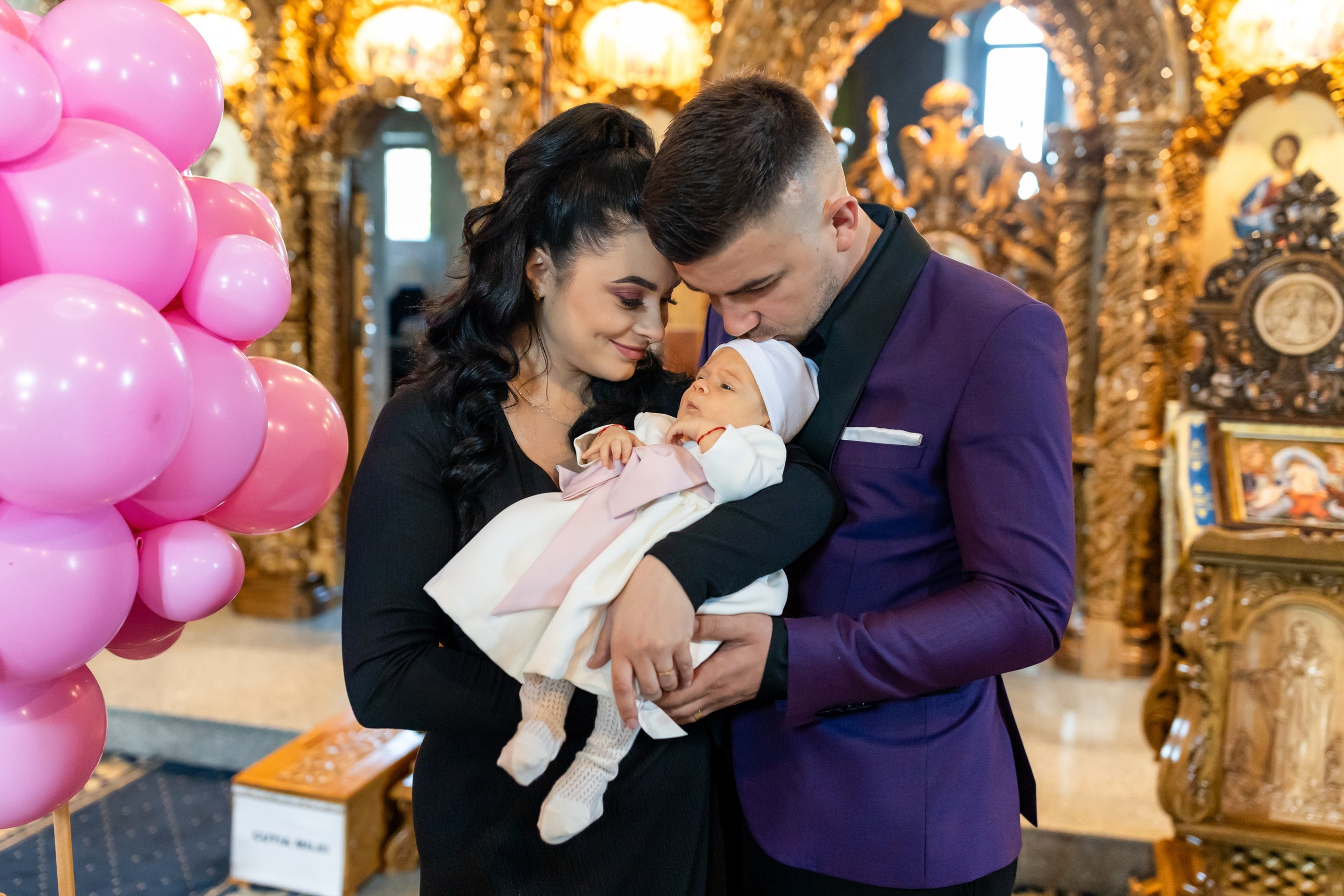 “Bebeluș botezat în biserică, ținut în brațe de nași” • “Detaliu cu lumânarea de botez decorată cu flori albe” • “Părinți emoționați alături de copilul lor la ceremonia de botez” • “Masa festivă de botez cu decor tematic și tort personalizat” • “Momentul în care preotul toarnă apă sfințită pe fruntea bebelușului” “Bebeluș în rochie albă de botez, zâmbind în brațele mamei” • “Detaliu cu cruciulița de botez așezată pe o pernă de satin” • “Părinți și nași aprinzând lumânările în timpul ceremoniei de botez” • “Tort de botez decorat cu figurine tematice și numele copilului” • “Copil botezat dormind liniștit în pătuțul decorat festiv” • “Momentul în care preotul binecuvântează copilul în fața altarului” • “Invitați adunându-se în jurul mesei festive la petrecerea de botez” • “Bebeluș ținând în mână o jucărie personalizată primită la botez” • “Familie fericită pozând împreună după ceremonia de botez” • “Decor tematic cu baloane și flori la locația petrecerii de botez” fotograf Botoșani fotograf evenimente fotograf botez Alin Chirila fotograf alinofotostudio,- Preotul ținându-l pe micuțul Mathias Gabriel la botez, în biserica Înălțarea Domnului, Copălău - Detalii de la botezul lui Mathias – lumânare, trusou și icoană - Familia lui Mathias Gabriel alături de micuț, în ziua botezului - Portret emoționant cu mama și bebelușul în brațe, în biserică,fotograf profesionist evenimente Botoșani, Iași, Suceava, Fălticeni, Bacău, Pașcani, Roman - AlinoFotoStudio by Alin Chirilă - servicii foto nuntă, botez, cununie, ședințe foto creative, albume personalizate, fotografii emoționante și calitative pentru cele mai importante momente din viață,fotograf nuntă Botoșani Alin Chirilă, ședință foto botez Iași - AlinoFotoStudio, servicii fotograf profesionist evenimente Suceava, fotograf cununie civilă Fălticeni - Alin Chirilă, album foto nuntă personalizat Bacău.“Bebeluș botezat în biserică, ținut în brațe de nași” • “Detaliu cu lumânarea de botez decorată cu flori albe” • “Părinți emoționați alături de copilul lor la ceremonia de botez” • “Masa festivă de botez cu decor tematic și tort personalizat” • “Momentul în care preotul toarnă apă sfințită pe fruntea bebelușului” “Bebeluș în rochie albă de botez, zâmbind în brațele mamei” • “Detaliu cu cruciulița de botez așezată pe o pernă de satin” • “Părinți și nași aprinzând lumânările în timpul ceremoniei de botez” • “Tort de botez decorat cu figurine tematice și numele copilului” • “Copil botezat dormind liniștit în pătuțul decorat festiv” • “Momentul în care preotul binecuvântează copilul în fața altarului” • “Invitați adunându-se în jurul mesei festive la petrecerea de botez” • “Bebeluș ținând în mână o jucărie personalizată primită la botez” • “Familie fericită pozând împreună după ceremonia de botez” • “Decor tematic cu baloane și flori la locația petrecerii de botez” fotograf Botoșani fotograf evenimente fotograf botez Alin Chirila fotograf alinofotostudio.fotograf botez Amelis Maria, fotografie botez Botoșani, fotograf Alin Chirilă, amintiri botez, fotografii botez, botez Amelis Maria, fotograf copii, fotografie botez în Botoșani,