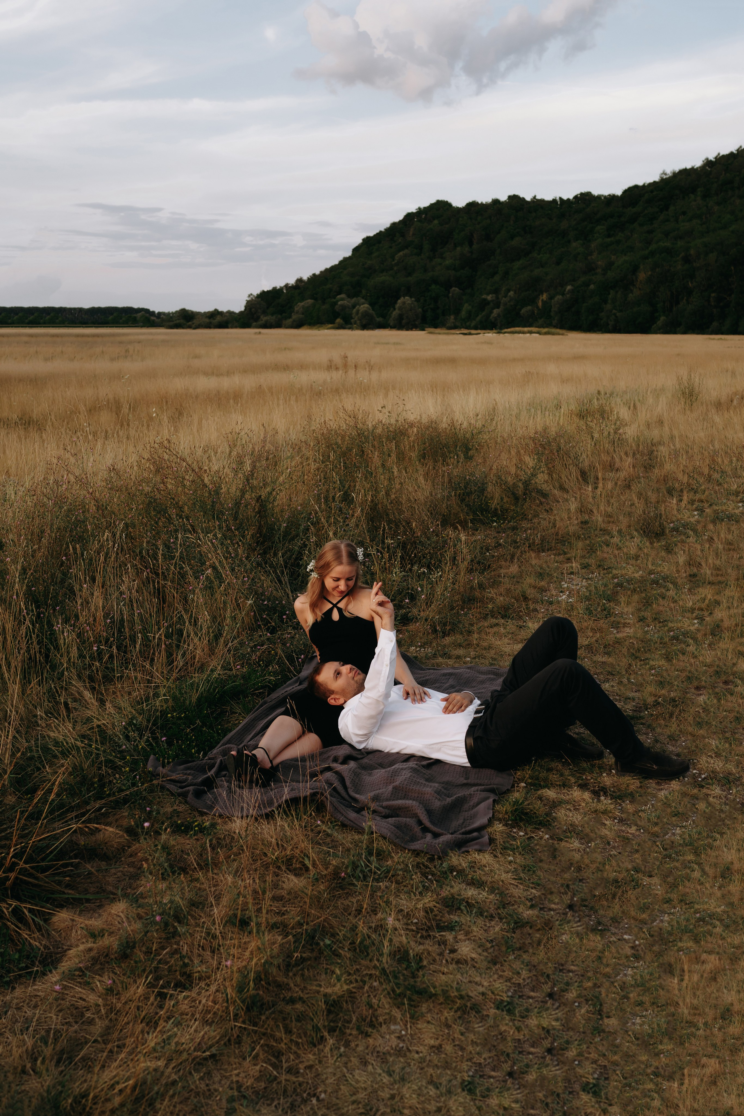 Outdoor elegant pregnancy photo shoot