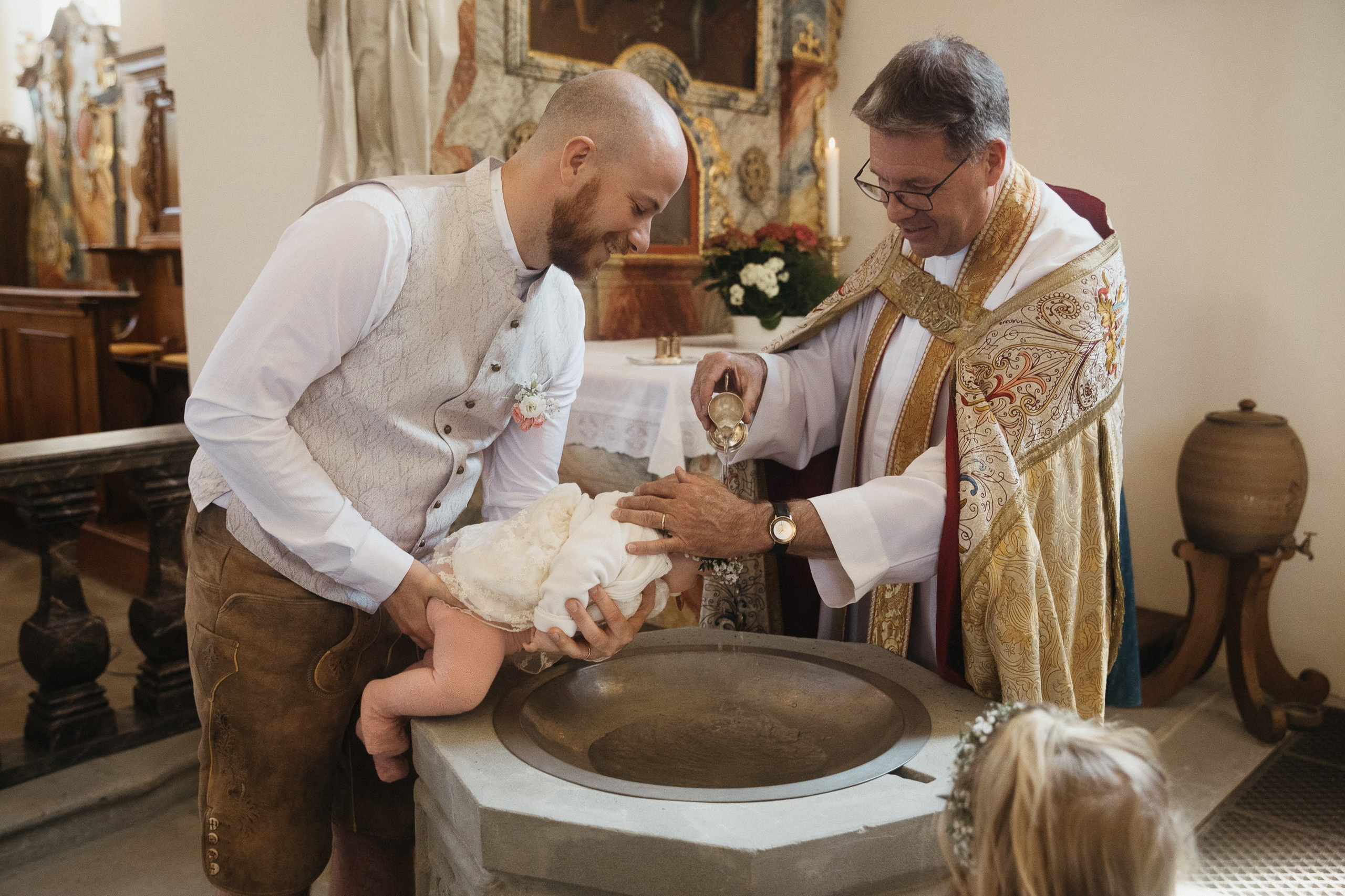 Taufe mit Weihwasser in historischer Kirche, Heiligenberg