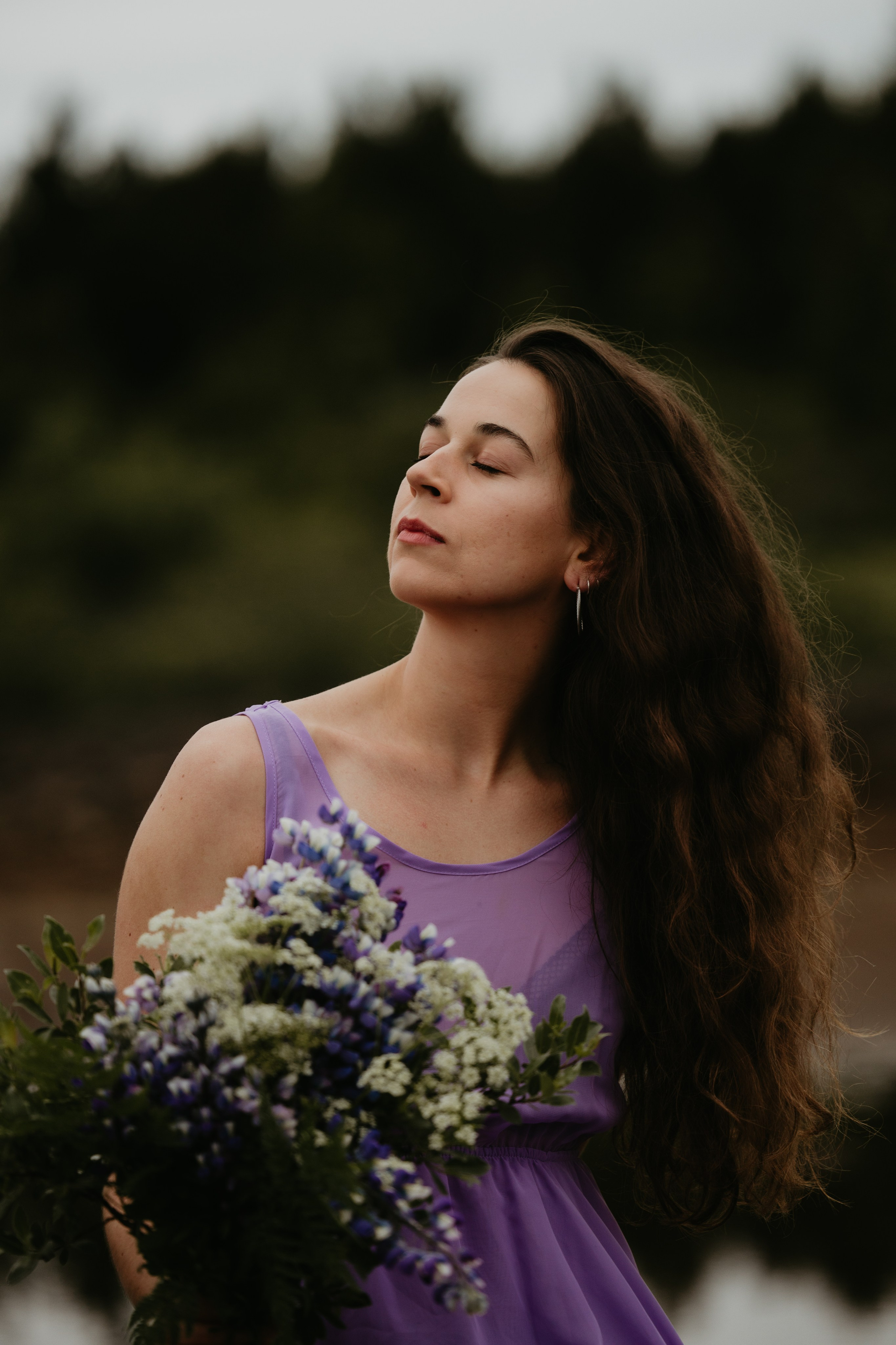 Candid couples photography in Iceland, capturing love in stunning outdoor settings