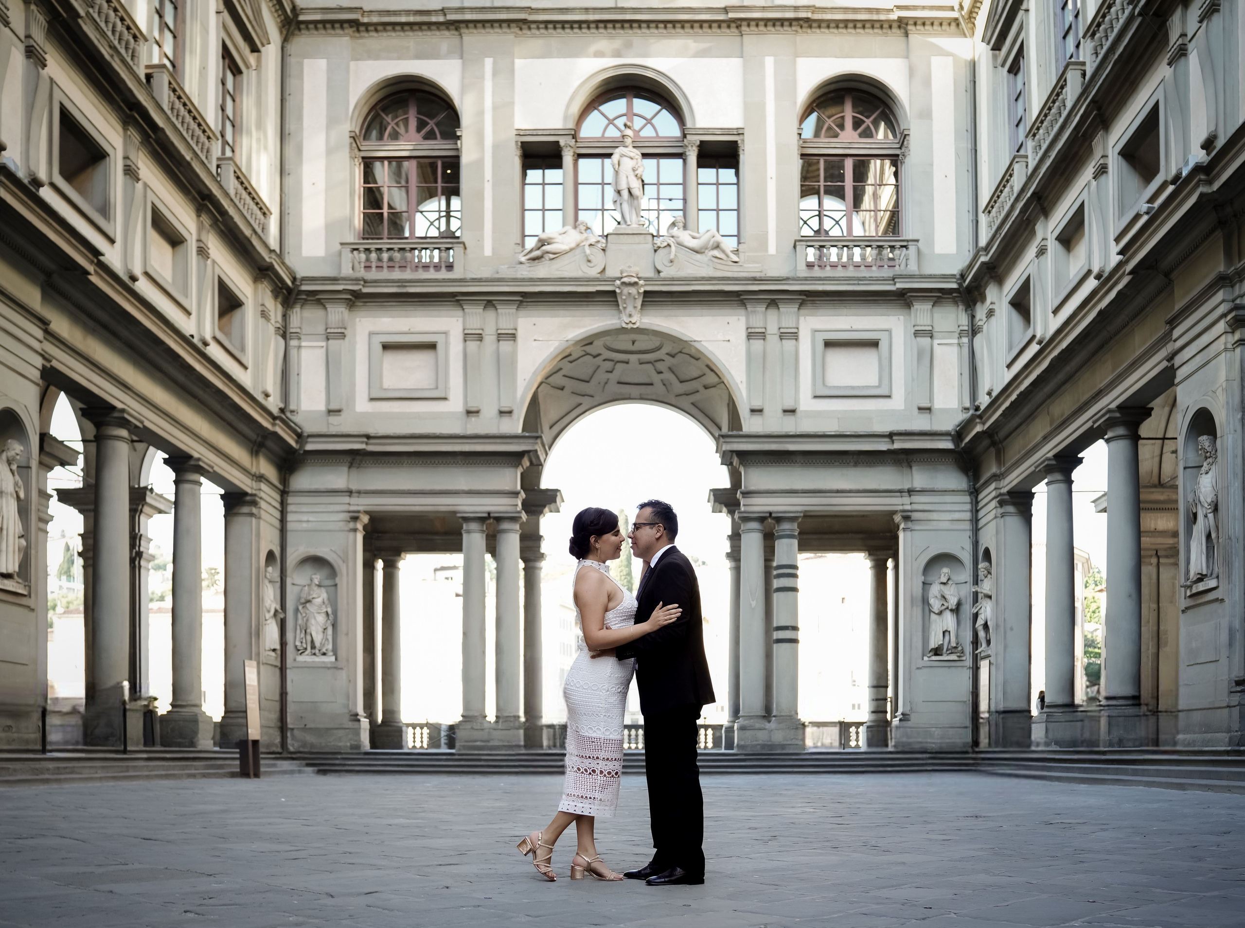 Classic Photoshoot Duomo & pz Michelangelo. Wedding Photographer in Italy