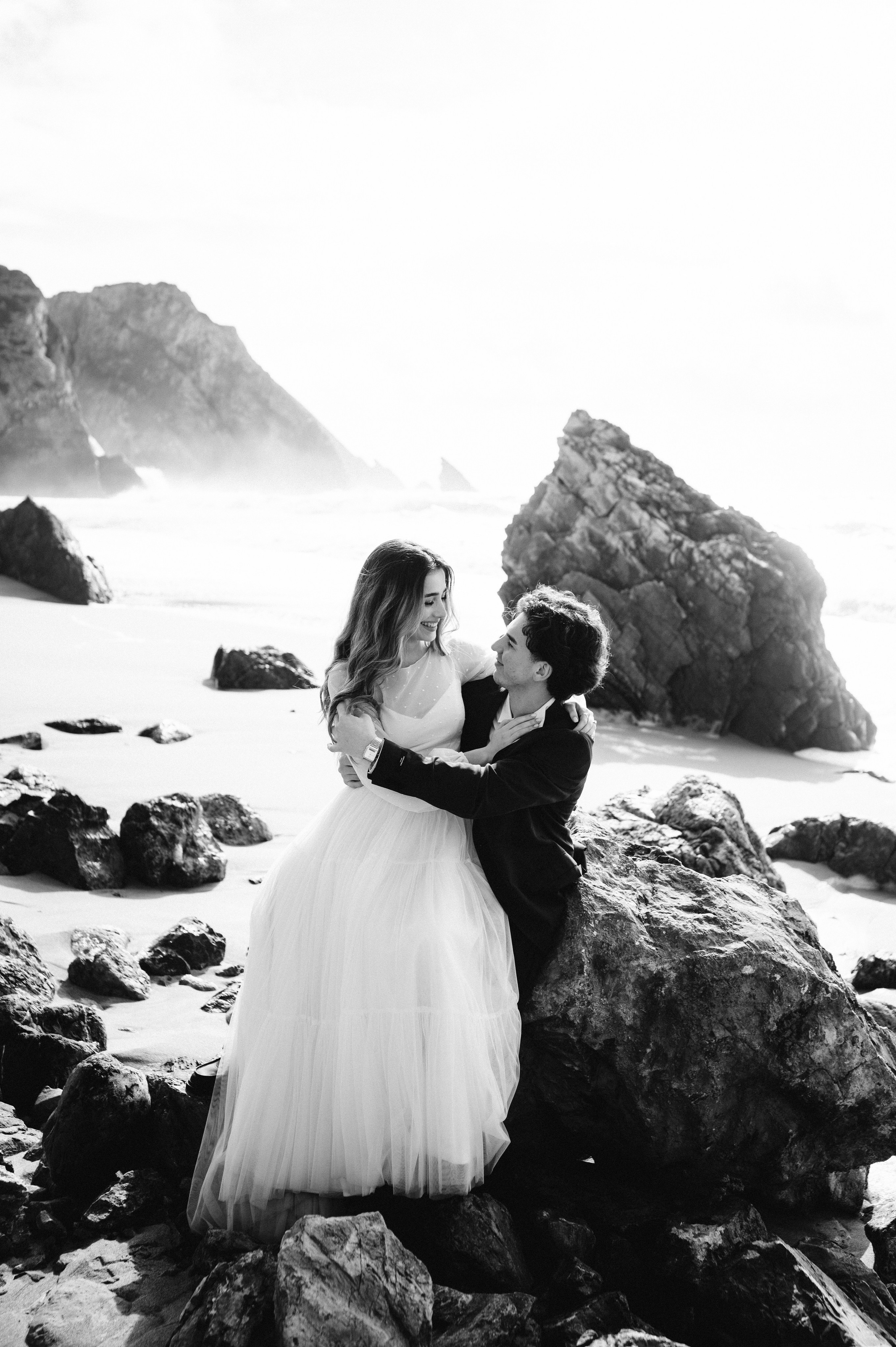 Ședință foto de nuntă pe plaja Adraga – emoție la malul oceanului Atlantic. Valentin Melen — wedding photographer