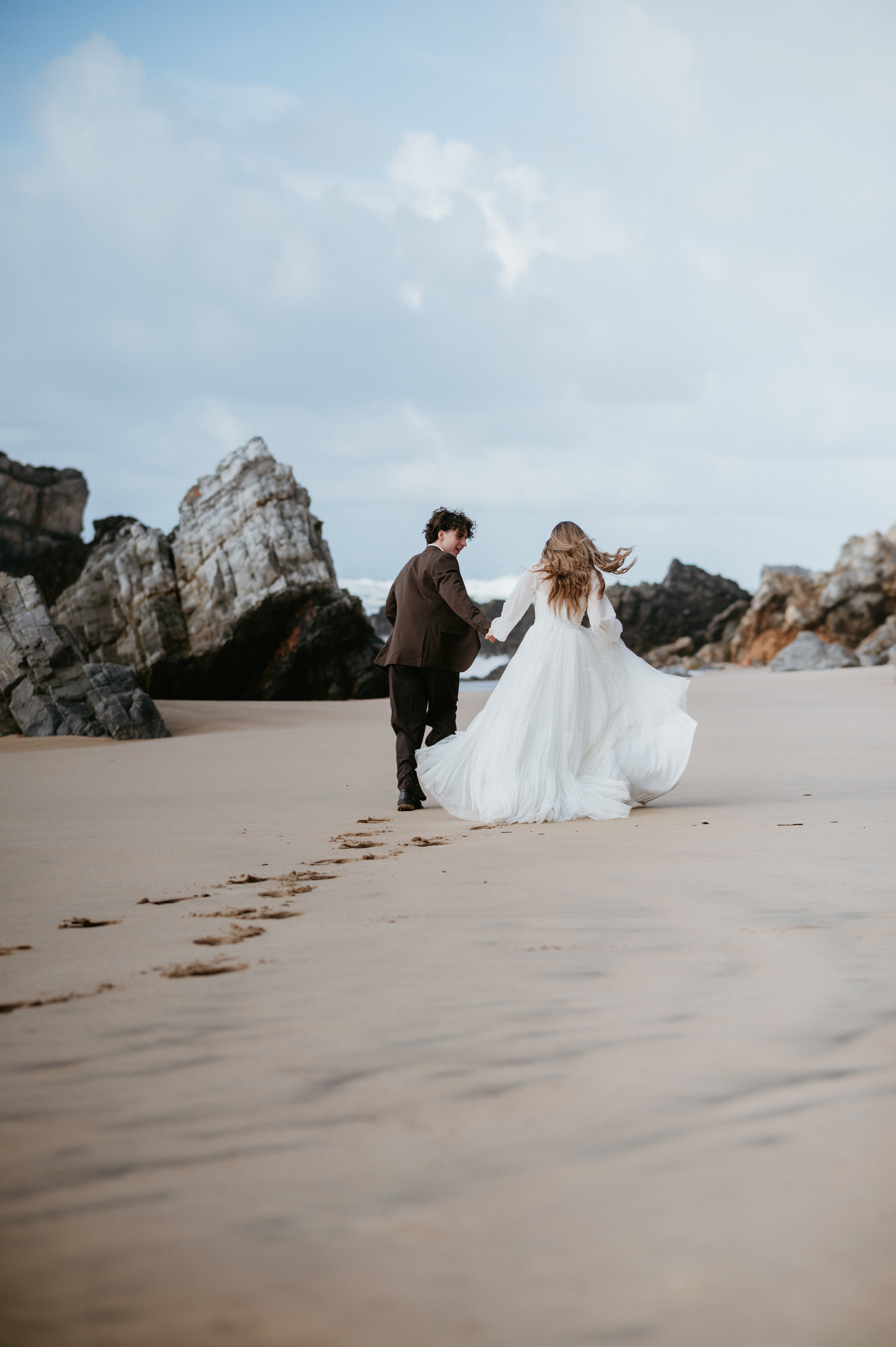 Ședință foto de nuntă pe plaja Adraga – emoție la malul oceanului Atlantic. Valentin Melen — wedding photographer