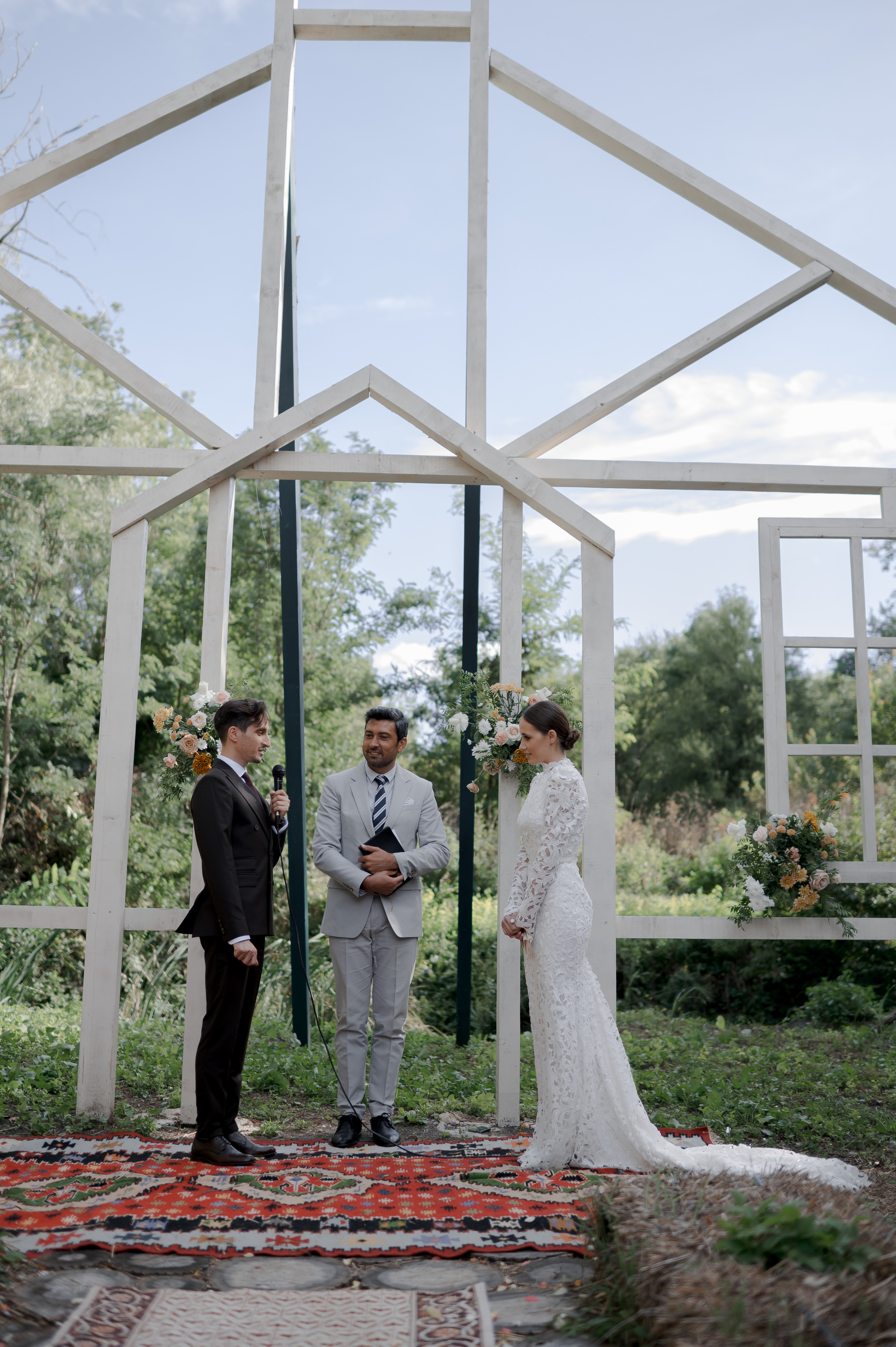 Boho barn wedding in Romania at Papadia Village, Dolj. Wedding photographer and videographer based in Timisoara, Romania
