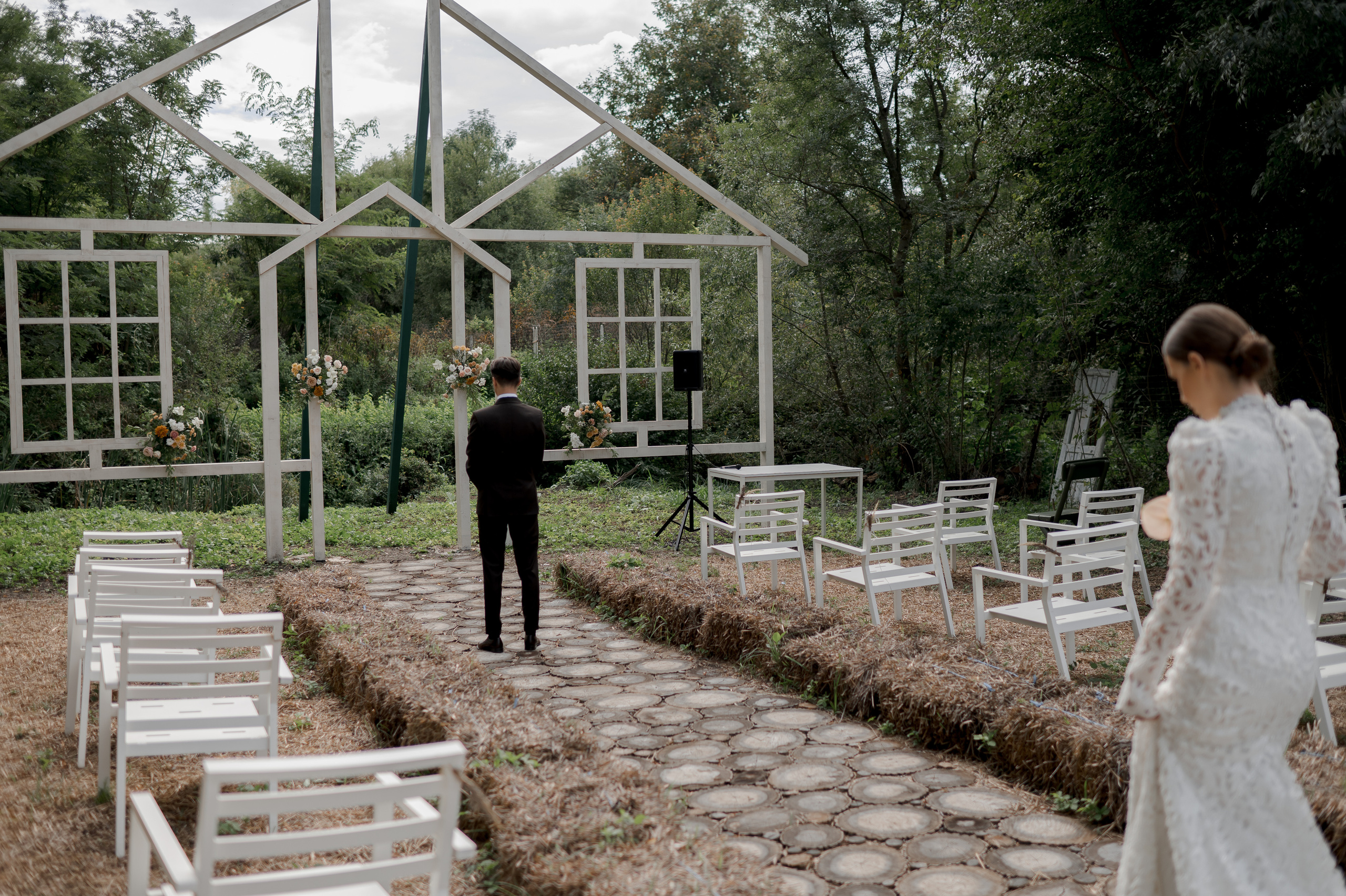 Boho barn wedding in Romania at Papadia Village, Dolj. Wedding photographer and videographer based in Timisoara, Romania